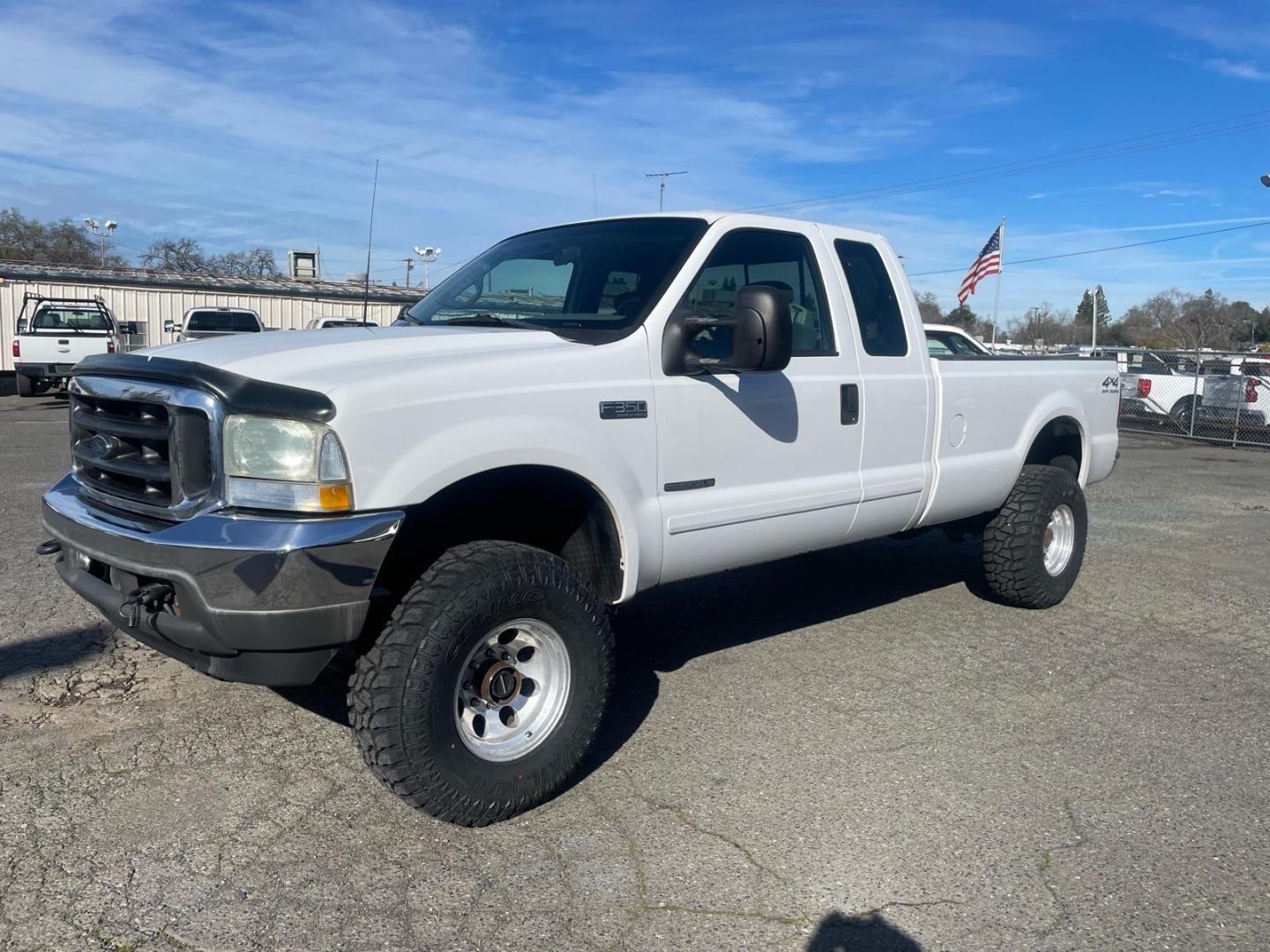 2002 Oxford White Clearcoat Metallic Ford F-350 Super Duty XLT (1FTSX31F22E) with an Power Stroke 7.3L Diesel Turbo V8 250hp 525ft. lbs. Other engine, 4-Speed Automatic transmission, located at 800 Riverside Ave, Roseville, CA, 95678, 916-773-4549 & Toll Free: 866-719-4393, 38.732265, -121.291039 - 7.3 DIESEL SUPER CAB 4X4 LIFTED CLEAN CARFAX- Photo#0