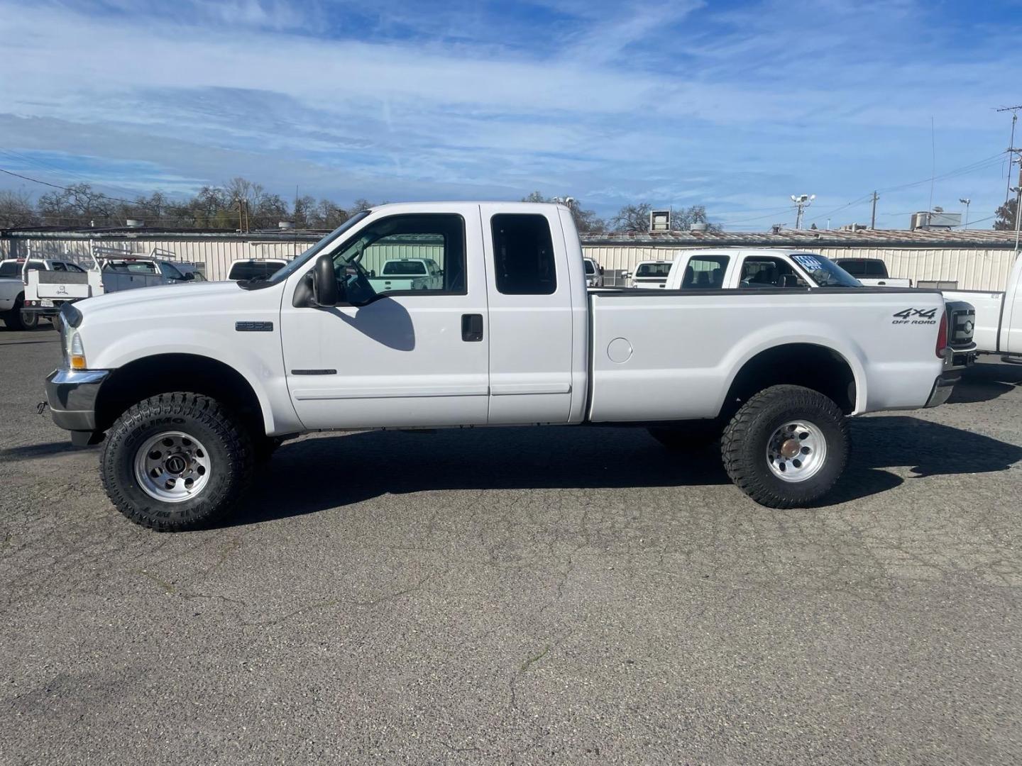 2002 Oxford White Clearcoat Metallic Ford F-350 Super Duty XLT (1FTSX31F22E) with an Power Stroke 7.3L Diesel Turbo V8 250hp 525ft. lbs. Other engine, 4-Speed Automatic transmission, located at 800 Riverside Ave, Roseville, CA, 95678, 916-773-4549 & Toll Free: 866-719-4393, 38.732265, -121.291039 - 7.3 DIESEL SUPER CAB 4X4 LIFTED CLEAN CARFAX- Photo#1