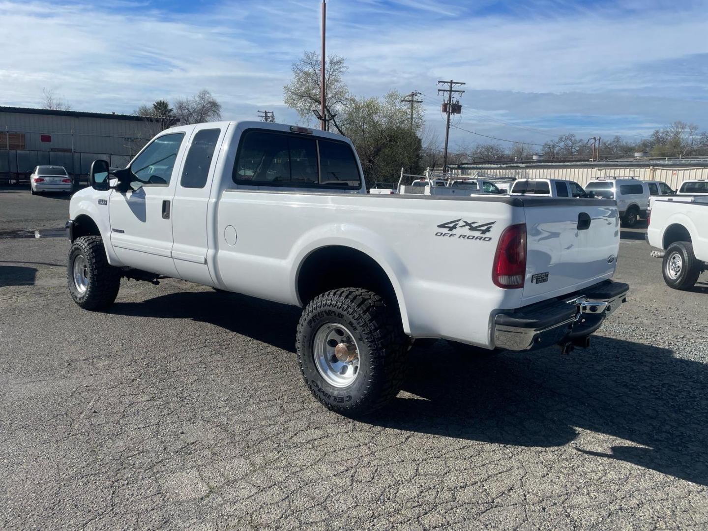 2002 Oxford White Clearcoat Metallic Ford F-350 Super Duty XLT (1FTSX31F22E) with an Power Stroke 7.3L Diesel Turbo V8 250hp 525ft. lbs. Other engine, 4-Speed Automatic transmission, located at 800 Riverside Ave, Roseville, CA, 95678, 916-773-4549 & Toll Free: 866-719-4393, 38.732265, -121.291039 - 7.3 DIESEL SUPER CAB 4X4 LIFTED CLEAN CARFAX- Photo#2