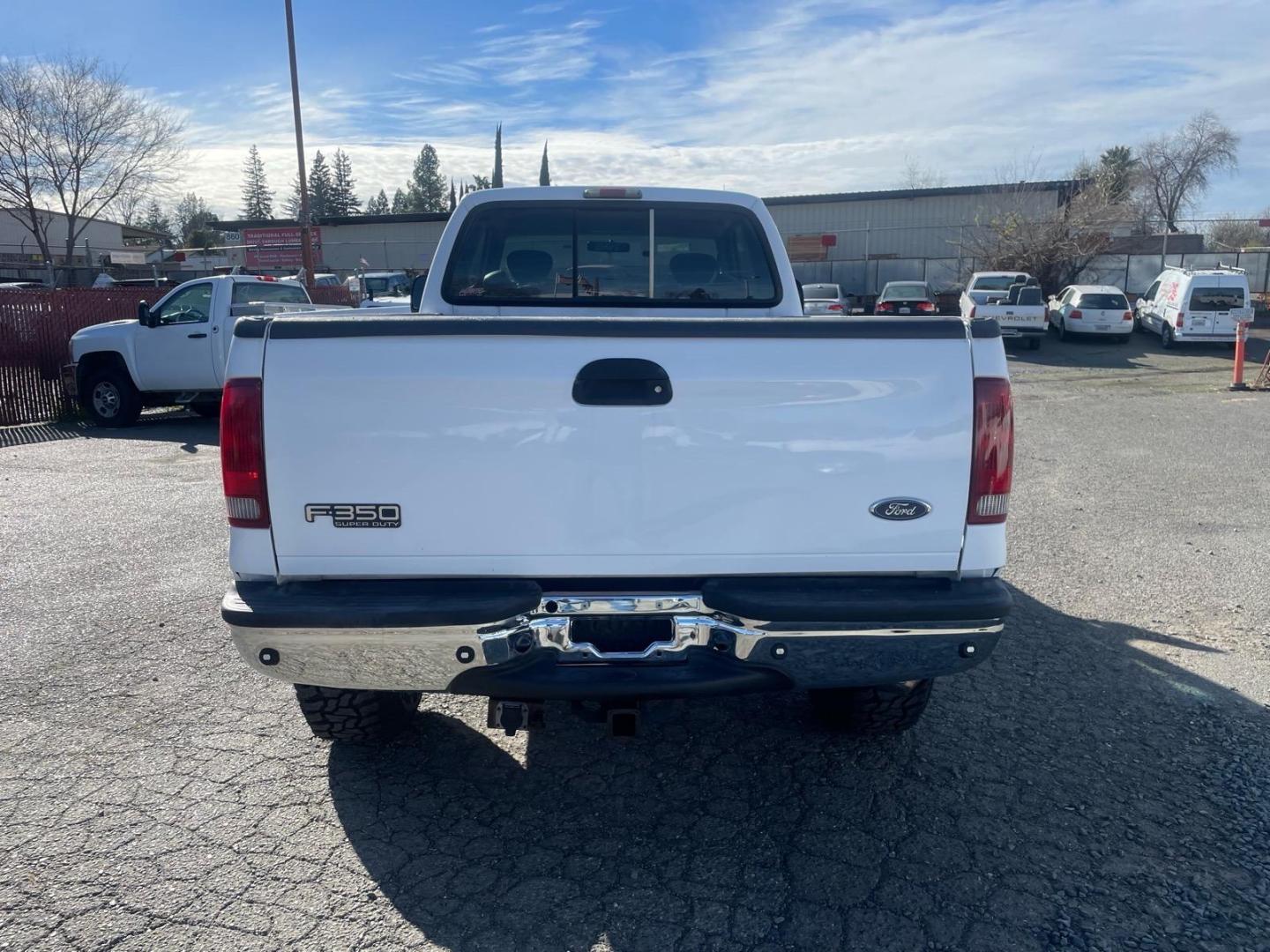 2002 Oxford White Clearcoat Metallic Ford F-350 Super Duty XLT (1FTSX31F22E) with an Power Stroke 7.3L Diesel Turbo V8 250hp 525ft. lbs. Other engine, 4-Speed Automatic transmission, located at 800 Riverside Ave, Roseville, CA, 95678, 916-773-4549 & Toll Free: 866-719-4393, 38.732265, -121.291039 - 7.3 DIESEL SUPER CAB 4X4 LIFTED CLEAN CARFAX- Photo#3