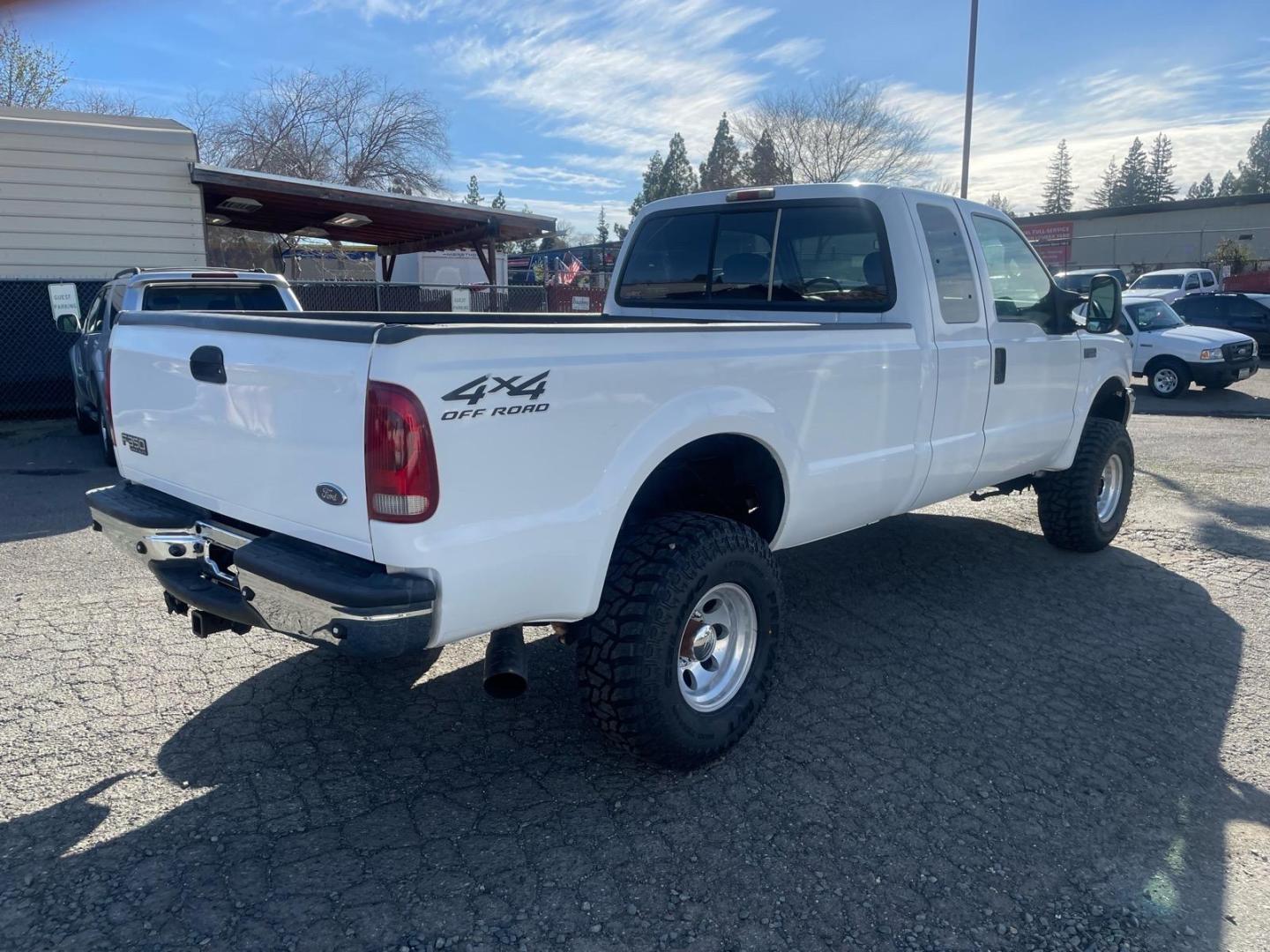 2002 Oxford White Clearcoat Metallic Ford F-350 Super Duty XLT (1FTSX31F22E) with an Power Stroke 7.3L Diesel Turbo V8 250hp 525ft. lbs. Other engine, 4-Speed Automatic transmission, located at 800 Riverside Ave, Roseville, CA, 95678, 916-773-4549 & Toll Free: 866-719-4393, 38.732265, -121.291039 - 7.3 DIESEL SUPER CAB 4X4 LIFTED CLEAN CARFAX- Photo#4