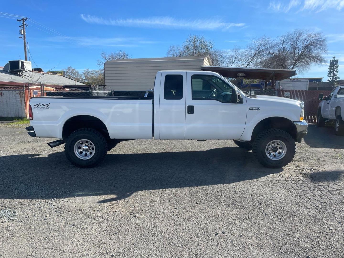 2002 Oxford White Clearcoat Metallic Ford F-350 Super Duty XLT (1FTSX31F22E) with an Power Stroke 7.3L Diesel Turbo V8 250hp 525ft. lbs. Other engine, 4-Speed Automatic transmission, located at 800 Riverside Ave, Roseville, CA, 95678, 916-773-4549 & Toll Free: 866-719-4393, 38.732265, -121.291039 - 7.3 DIESEL SUPER CAB 4X4 LIFTED CLEAN CARFAX- Photo#5