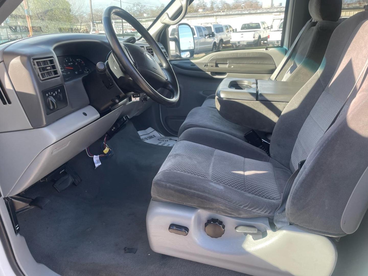 2002 Oxford White Clearcoat Metallic Ford F-350 Super Duty XLT (1FTSX31F22E) with an Power Stroke 7.3L Diesel Turbo V8 250hp 525ft. lbs. Other engine, 4-Speed Automatic transmission, located at 800 Riverside Ave, Roseville, CA, 95678, 916-773-4549 & Toll Free: 866-719-4393, 38.732265, -121.291039 - 7.3 DIESEL SUPER CAB 4X4 LIFTED CLEAN CARFAX- Photo#8