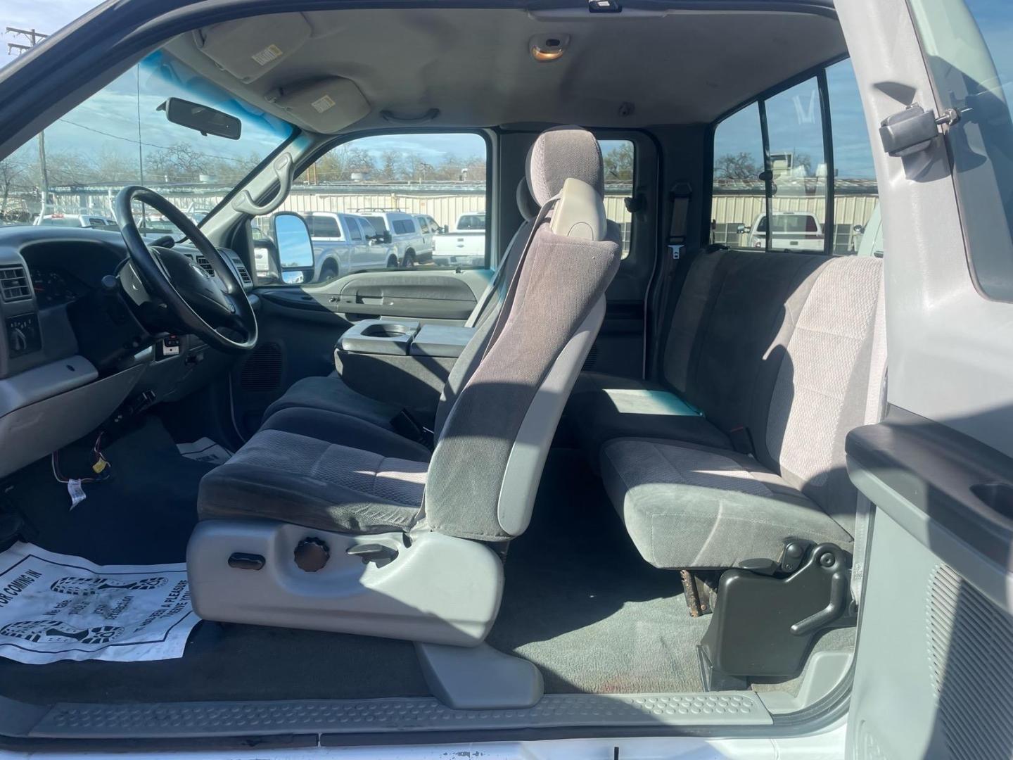 2002 Oxford White Clearcoat Metallic Ford F-350 Super Duty XLT (1FTSX31F22E) with an Power Stroke 7.3L Diesel Turbo V8 250hp 525ft. lbs. Other engine, 4-Speed Automatic transmission, located at 800 Riverside Ave, Roseville, CA, 95678, 916-773-4549 & Toll Free: 866-719-4393, 38.732265, -121.291039 - 7.3 DIESEL SUPER CAB 4X4 LIFTED CLEAN CARFAX- Photo#9
