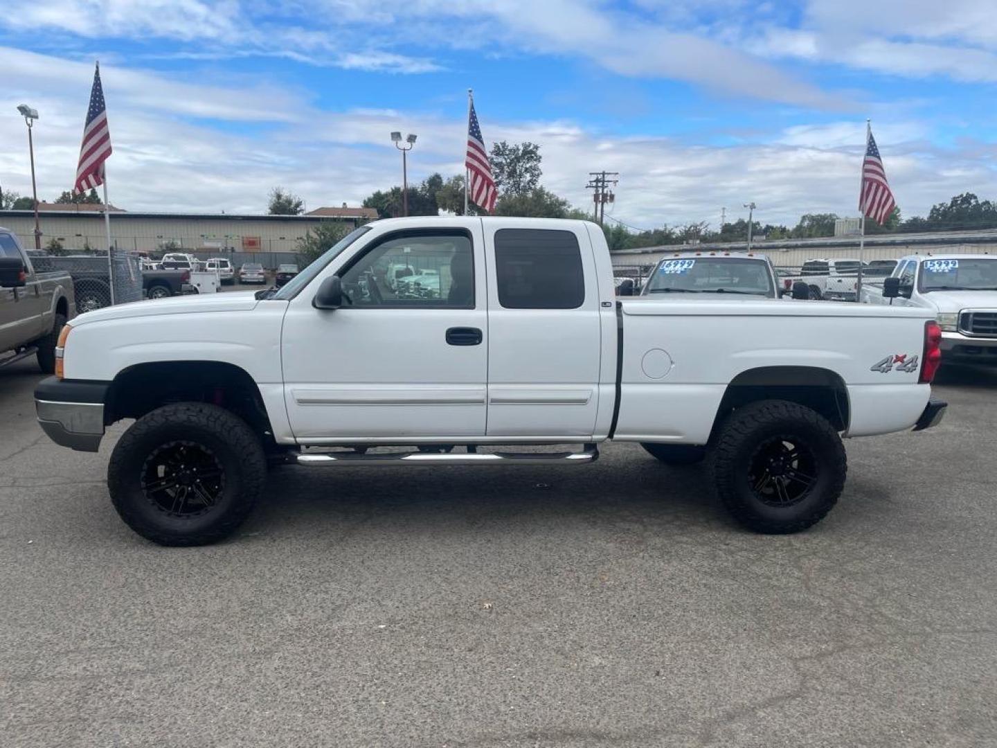 2003 Summit White/Light Pewter Metallic Chevrolet Silverado 1500 LS (1GCEK19V93E) with an 4.8L V8 270hp 285ft. lbs. Other engine, 4-Speed Automatic transmission, located at 800 Riverside Ave, Roseville, CA, 95678, 916-773-4549 & Toll Free: 866-719-4393, 38.732265, -121.291039 - 4X4 EXTENDED CAB LS LOW MILES CLEAN CARFAX - Photo#4
