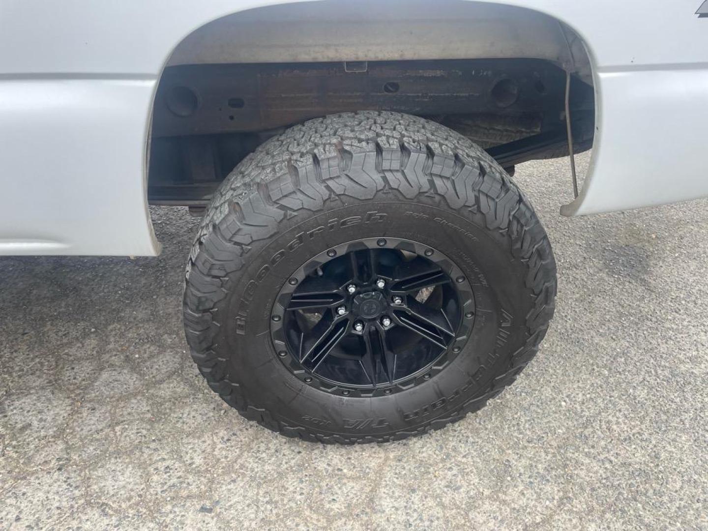 2003 Summit White/Light Pewter Metallic Chevrolet Silverado 1500 LS (1GCEK19V93E) with an 4.8L V8 270hp 285ft. lbs. Other engine, 4-Speed Automatic transmission, located at 800 Riverside Ave, Roseville, CA, 95678, 916-773-4549 & Toll Free: 866-719-4393, 38.732265, -121.291039 - 4X4 EXTENDED CAB LS LOW MILES CLEAN CARFAX - Photo#6