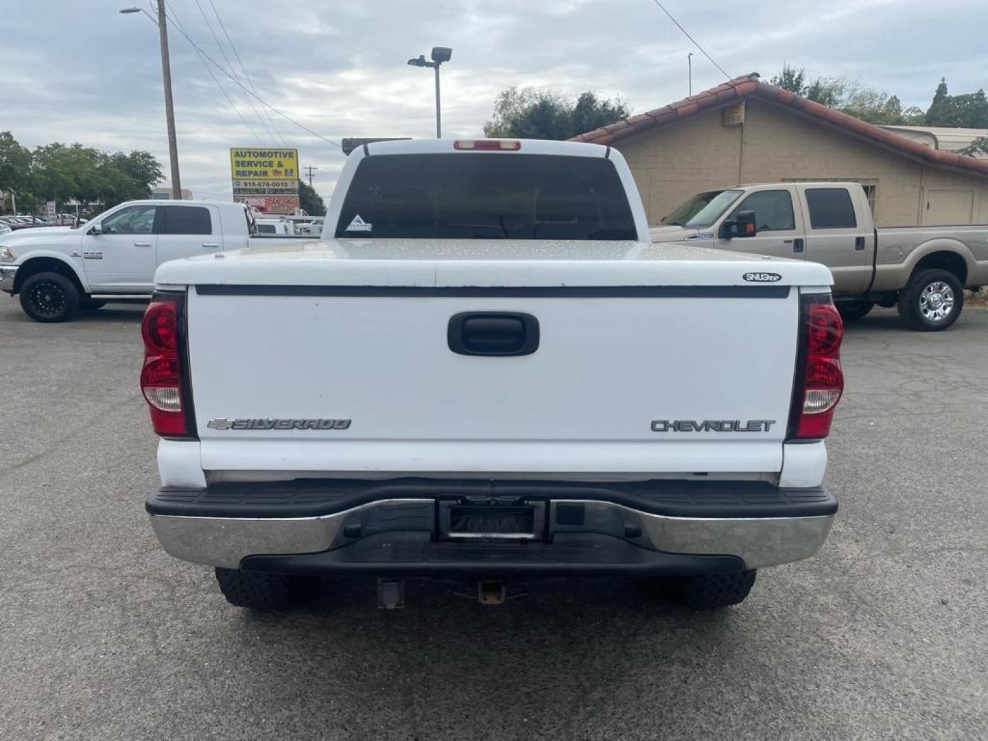 2003 Summit White/Light Pewter Metallic Chevrolet Silverado 1500 LS (1GCEK19V93E) with an 4.8L V8 270hp 285ft. lbs. Other engine, 4-Speed Automatic transmission, located at 800 Riverside Ave, Roseville, CA, 95678, 916-773-4549 & Toll Free: 866-719-4393, 38.732265, -121.291039 - 4X4 EXTENDED CAB LS LOW MILES CLEAN CARFAX - Photo#8
