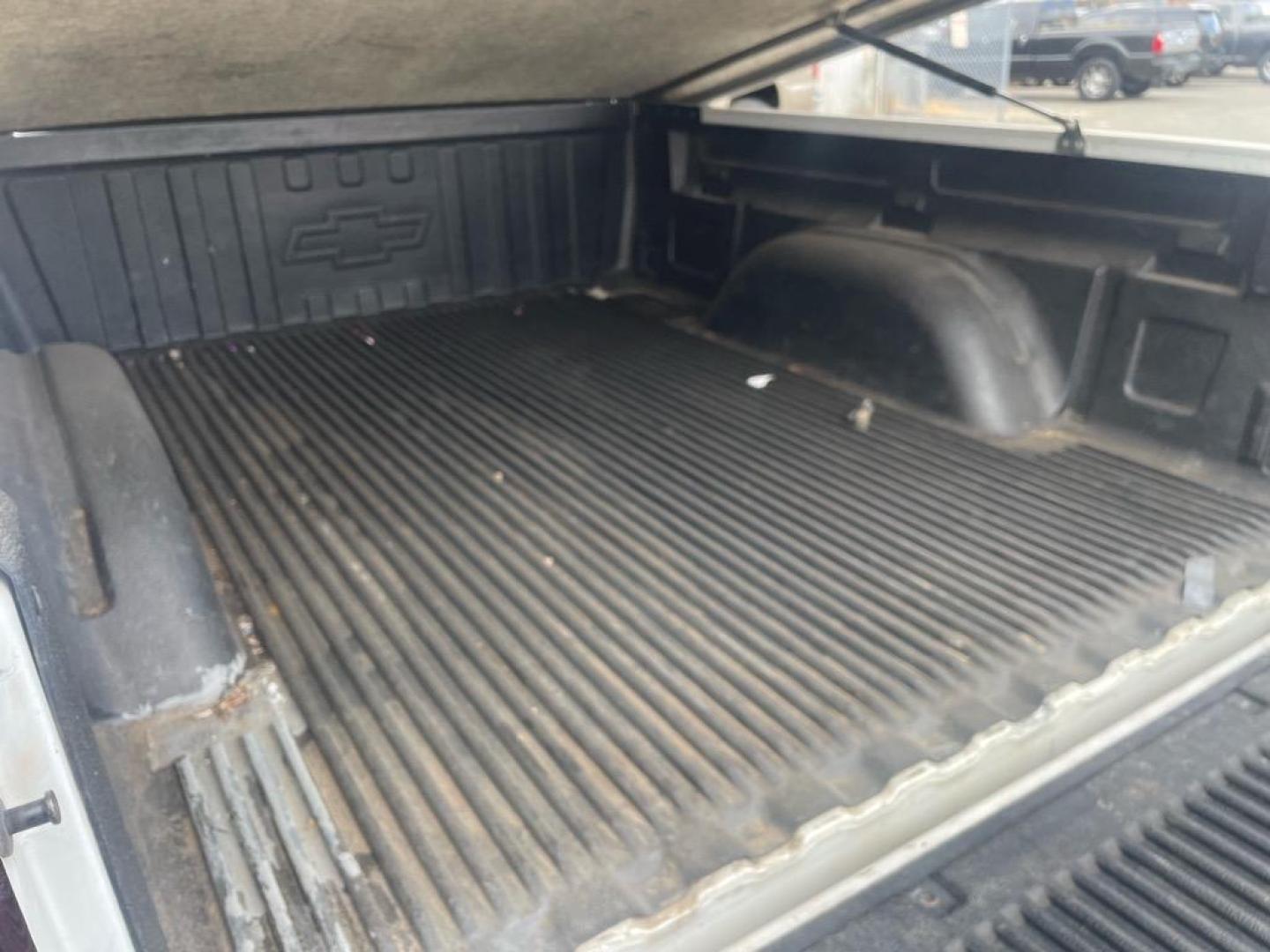 2003 Summit White/Light Pewter Metallic Chevrolet Silverado 1500 LS (1GCEK19V93E) with an 4.8L V8 270hp 285ft. lbs. Other engine, 4-Speed Automatic transmission, located at 800 Riverside Ave, Roseville, CA, 95678, 916-773-4549 & Toll Free: 866-719-4393, 38.732265, -121.291039 - 4X4 EXTENDED CAB LS LOW MILES CLEAN CARFAX - Photo#10