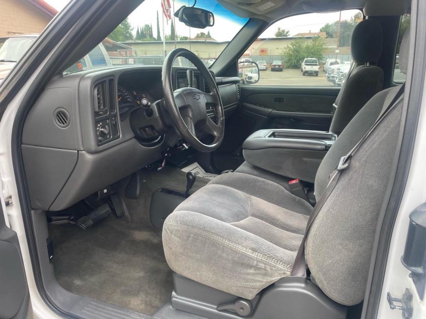 2003 Summit White/Light Pewter Metallic Chevrolet Silverado 1500 LS (1GCEK19V93E) with an 4.8L V8 270hp 285ft. lbs. Other engine, 4-Speed Automatic transmission, located at 800 Riverside Ave, Roseville, CA, 95678, 916-773-4549 & Toll Free: 866-719-4393, 38.732265, -121.291039 - 4X4 EXTENDED CAB LS LOW MILES CLEAN CARFAX - Photo#11