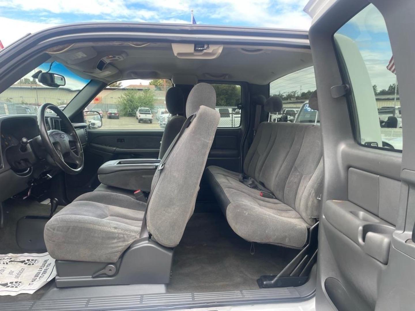2003 Summit White/Light Pewter Metallic Chevrolet Silverado 1500 LS (1GCEK19V93E) with an 4.8L V8 270hp 285ft. lbs. Other engine, 4-Speed Automatic transmission, located at 800 Riverside Ave, Roseville, CA, 95678, 916-773-4549 & Toll Free: 866-719-4393, 38.732265, -121.291039 - 4X4 EXTENDED CAB LS LOW MILES CLEAN CARFAX - Photo#12
