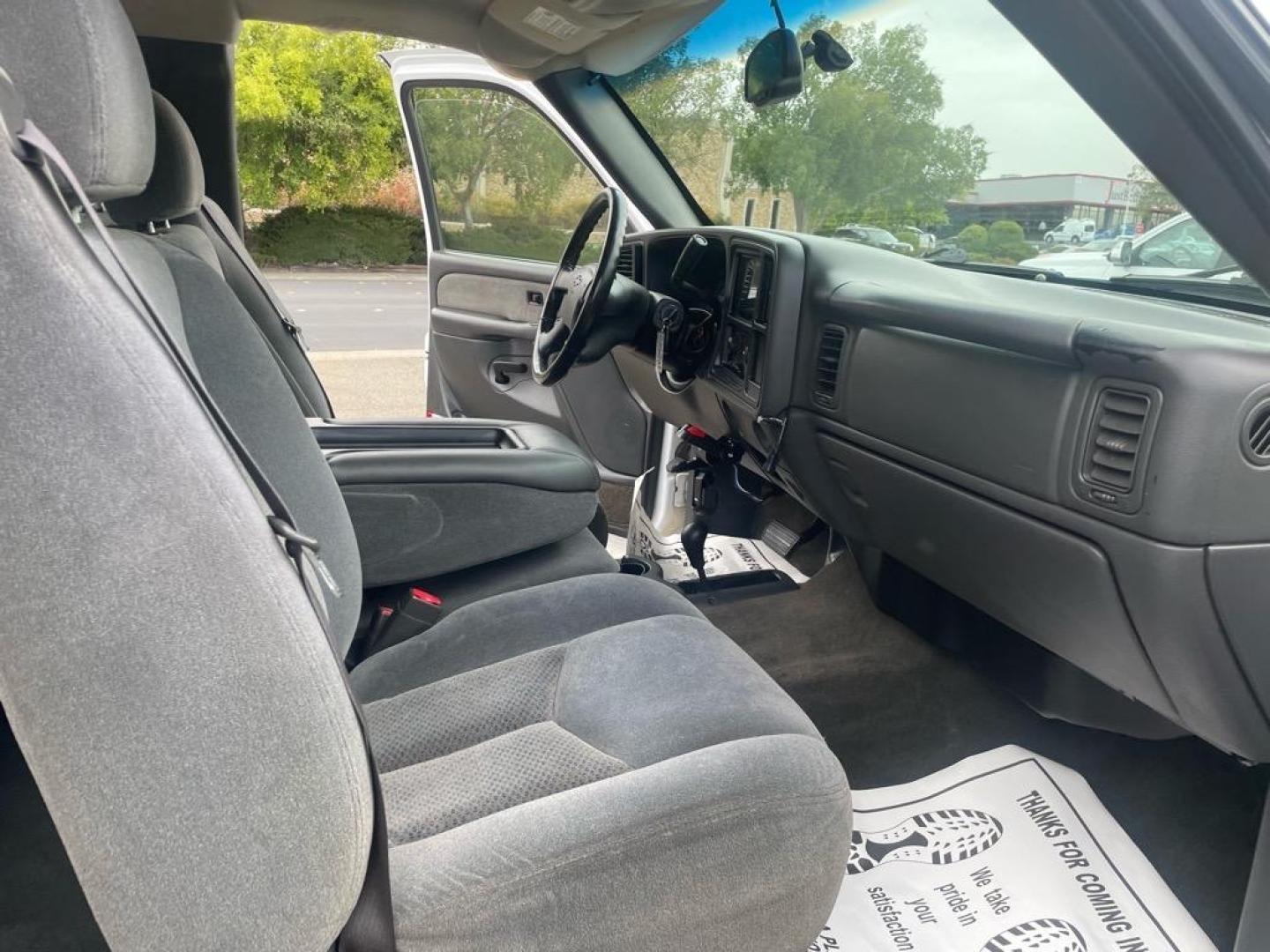 2003 Summit White/Light Pewter Metallic Chevrolet Silverado 1500 LS (1GCEK19V93E) with an 4.8L V8 270hp 285ft. lbs. Other engine, 4-Speed Automatic transmission, located at 800 Riverside Ave, Roseville, CA, 95678, 916-773-4549 & Toll Free: 866-719-4393, 38.732265, -121.291039 - 4X4 EXTENDED CAB LS LOW MILES CLEAN CARFAX - Photo#13