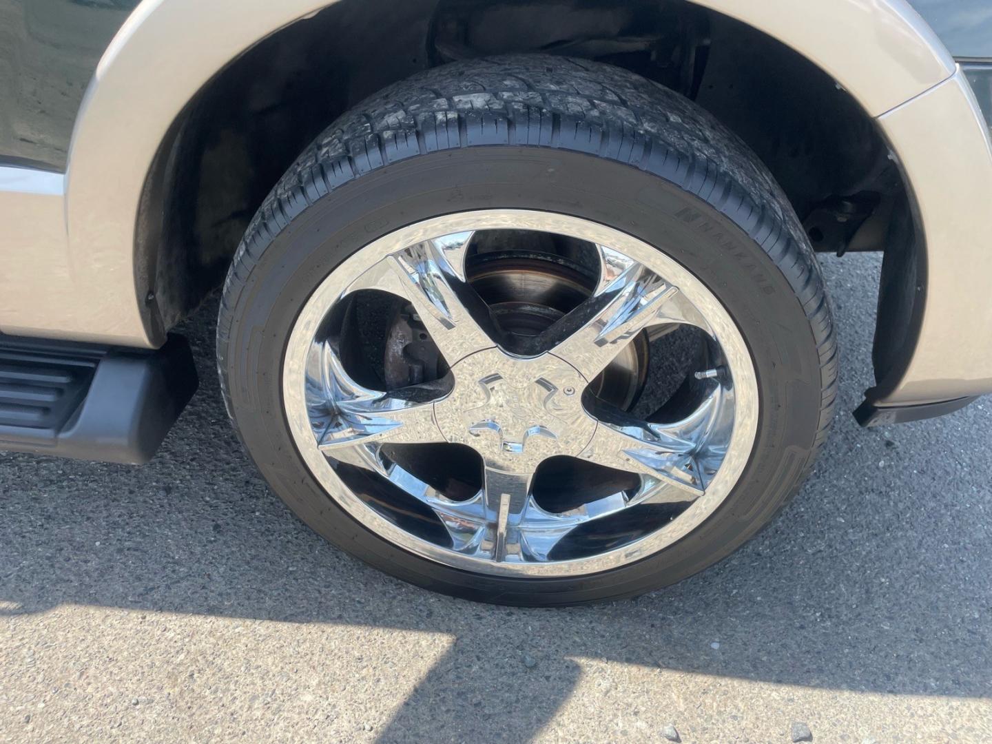 2003 Aspen Green Clearcoat Metallic Ford Expedition Eddie Bauer (1FMFU18L73L) with an Triton 5.4L V8 260hp 350ft. lbs. Other engine, Automatic transmission, located at 800 Riverside Ave, Roseville, CA, 95678, 916-773-4549 & Toll Free: 866-719-4393, 38.732265, -121.291039 - 4X4 EDDIE BAUER LOW MILES ONE OWNER CLEAN CARFAX- Photo#6