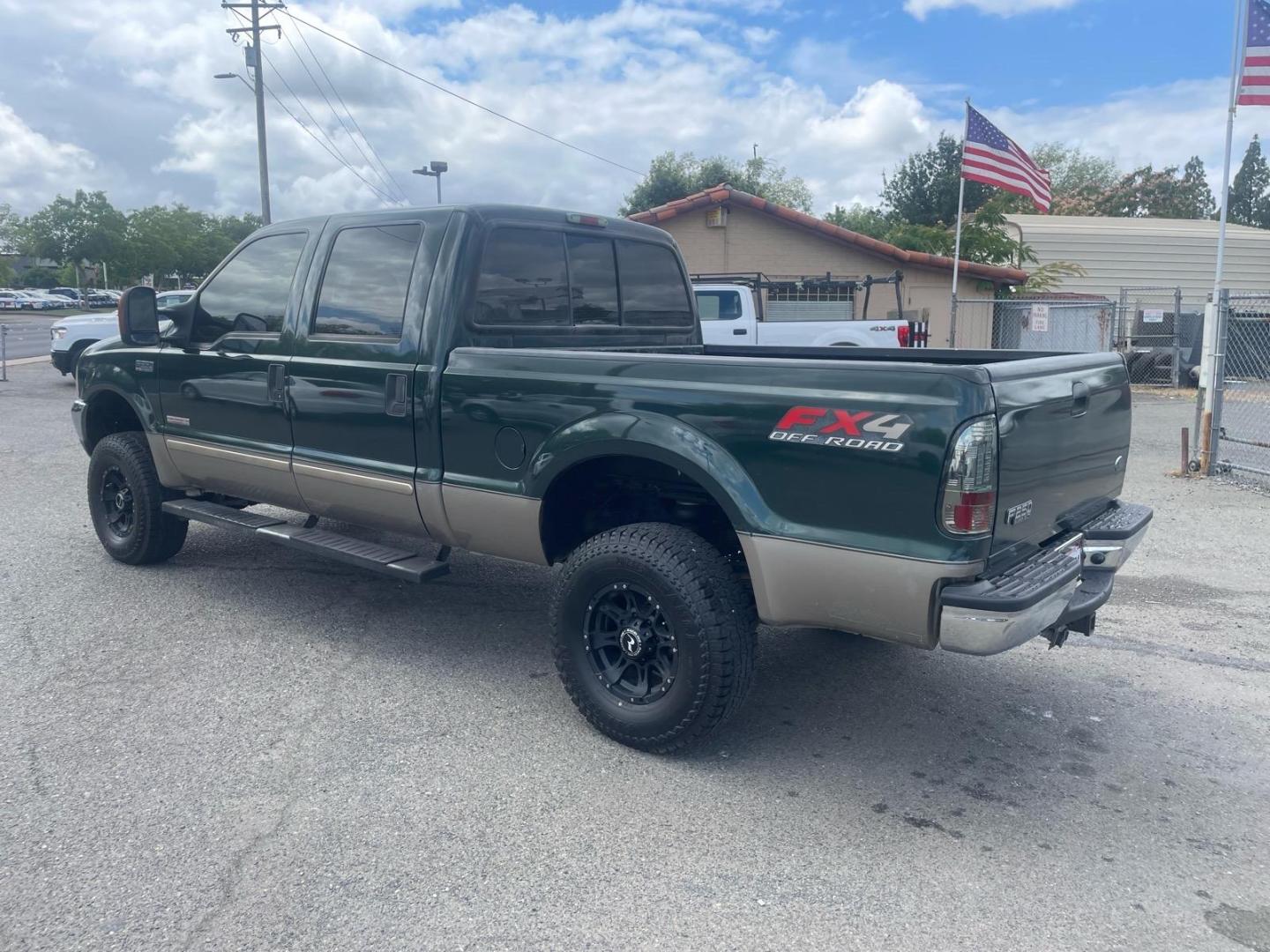 2003 Dark Highland Green Metallic/Arizona Beige Metalli Ford F-250 Super Duty Lariat (1FTNW21P03E) with an Power Stroke 6.0L Diesel Turbo V8 325hp 560ft. lbs. Other engine, 5-Speed Automatic transmission, located at 800 Riverside Ave, Roseville, CA, 95678, 916-773-4549 & Toll Free: 866-719-4393, 38.732265, -121.291039 - DIESEL CREW CAB 4X4 FX4 LARIAT LIFTED CLEAN CARFAX- Photo#2