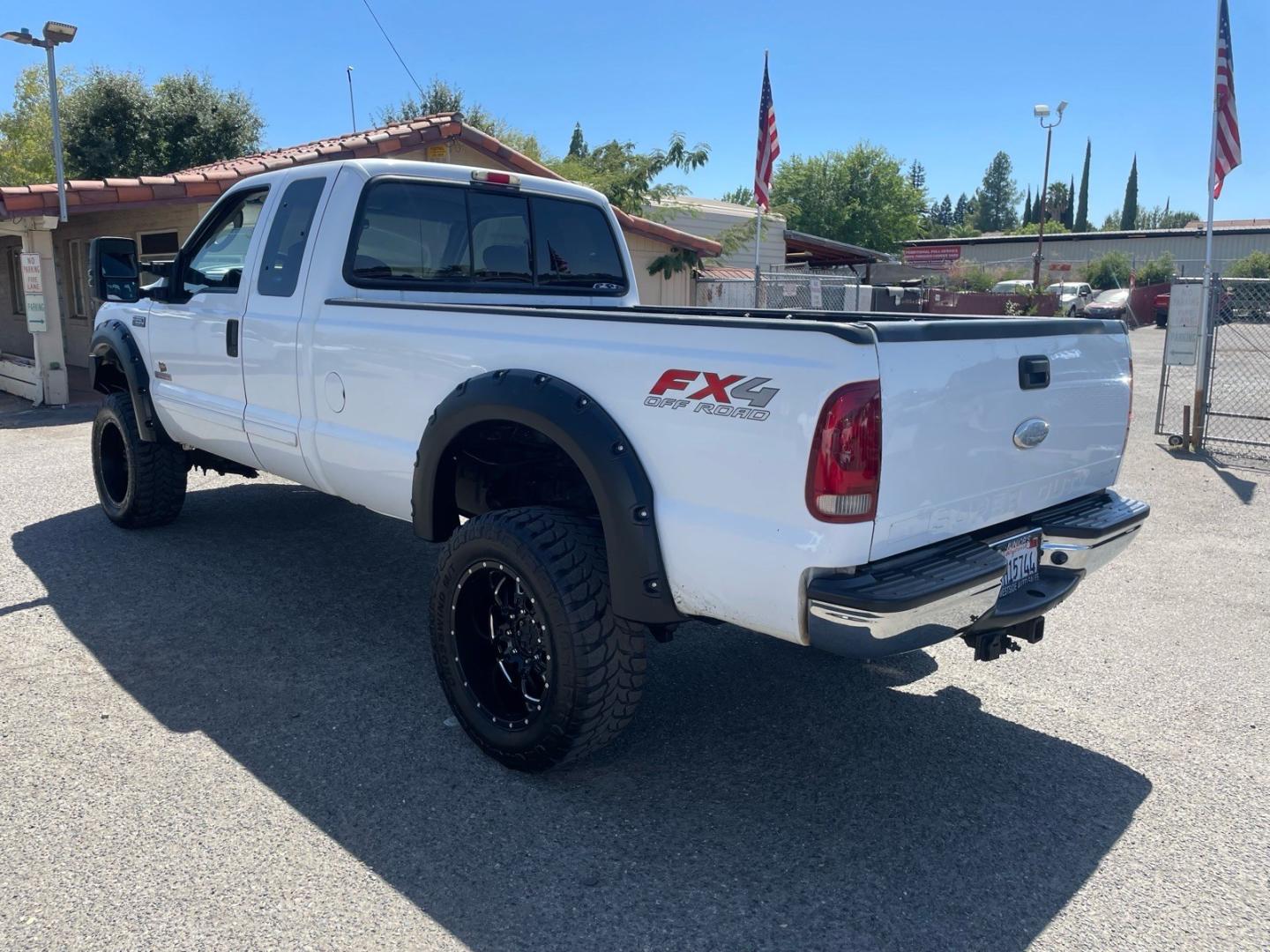 2003 Oxford White Ford F-250 Super Duty XLT (1FTNX21P03E) with an Power Stroke 6.0L Diesel Turbo V8 325hp 560ft. lbs. Other engine, 5-Speed Automatic transmission, located at 800 Riverside Ave, Roseville, CA, 95678, 916-773-4549 & Toll Free: 866-719-4393, 38.732265, -121.291039 - DIESEL SUPER CAB 4X4 LIFTED- Photo#2
