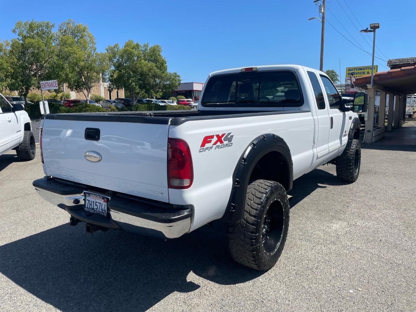 2003 Oxford White Ford F-250 Super Duty XLT (1FTNX21P03E) with an Power Stroke 6.0L Diesel Turbo V8 325hp 560ft. lbs. Other engine, 5-Speed Automatic transmission, located at 800 Riverside Ave, Roseville, CA, 95678, 916-773-4549 & Toll Free: 866-719-4393, 38.732265, -121.291039 - DIESEL SUPER CAB 4X4 LIFTED- Photo#3