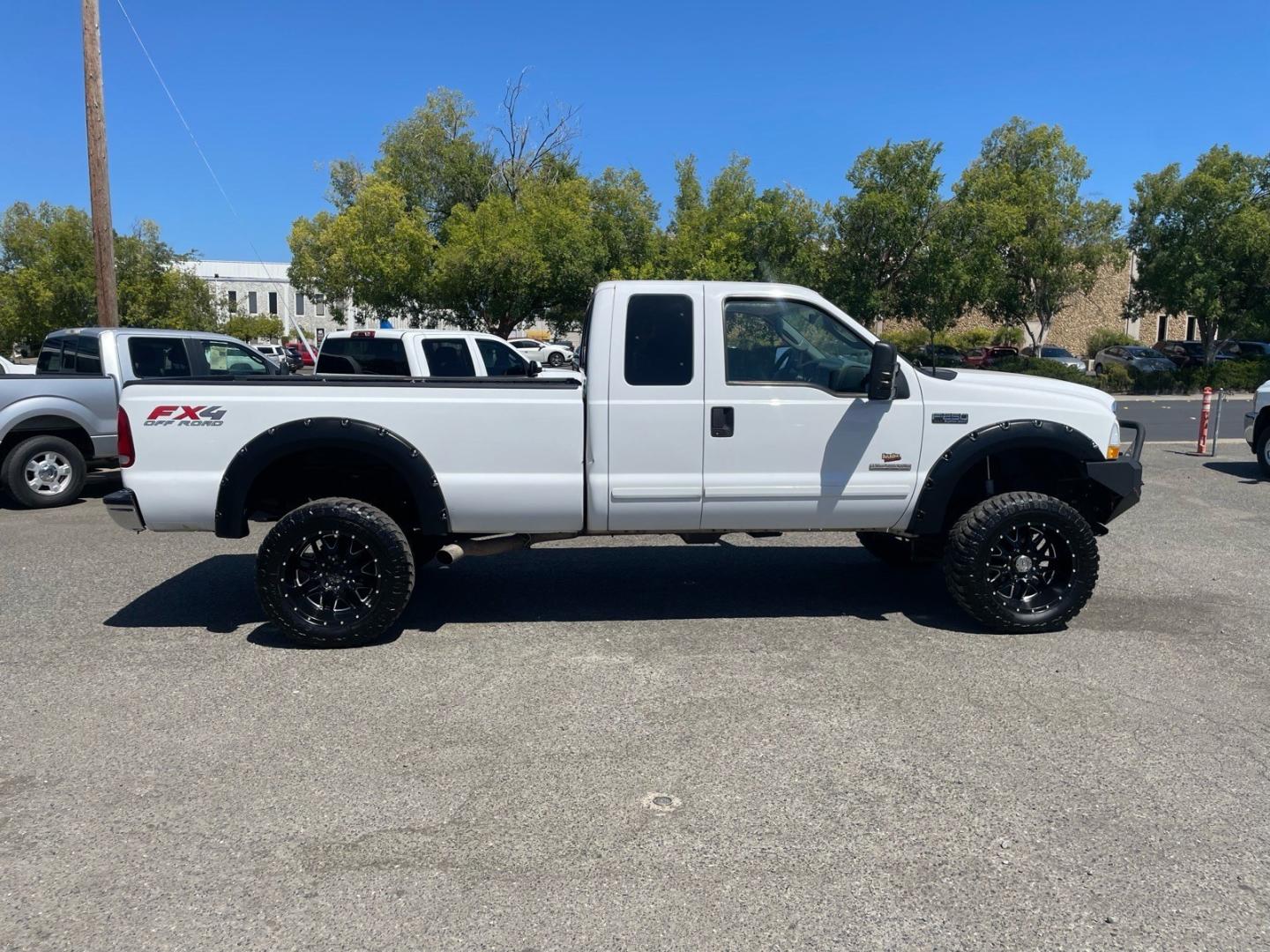2003 Oxford White Ford F-250 Super Duty XLT (1FTNX21P03E) with an Power Stroke 6.0L Diesel Turbo V8 325hp 560ft. lbs. Other engine, 5-Speed Automatic transmission, located at 800 Riverside Ave, Roseville, CA, 95678, 916-773-4549 & Toll Free: 866-719-4393, 38.732265, -121.291039 - DIESEL SUPER CAB 4X4 LIFTED- Photo#5