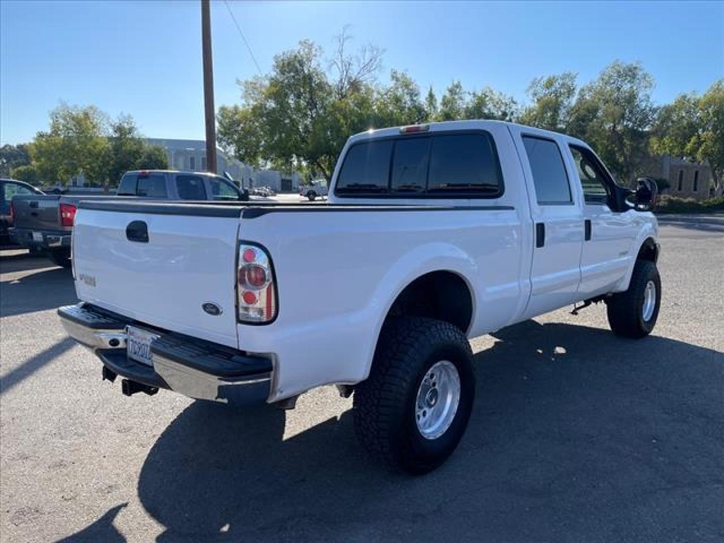 2003 Oxford White Ford F-250 Super Duty XLT (1FTNW21P53E) with an Power Stroke 6.0L Diesel Turbo V8 325hp 560ft. lbs. Other engine, 5-Speed Automatic transmission, located at 800 Riverside Ave, Roseville, CA, 95678, 916-773-4549 & Toll Free: 866-719-4393, 38.732265, -121.291039 - DIESEL CREW CAB 4X4 XLT DVD LIFTED NEW EGR AND OIL COOLER NEW HIGH PRESSURE OIL PUMP SERVICE RECORDS ON CLEAN CARFAX - Photo#4