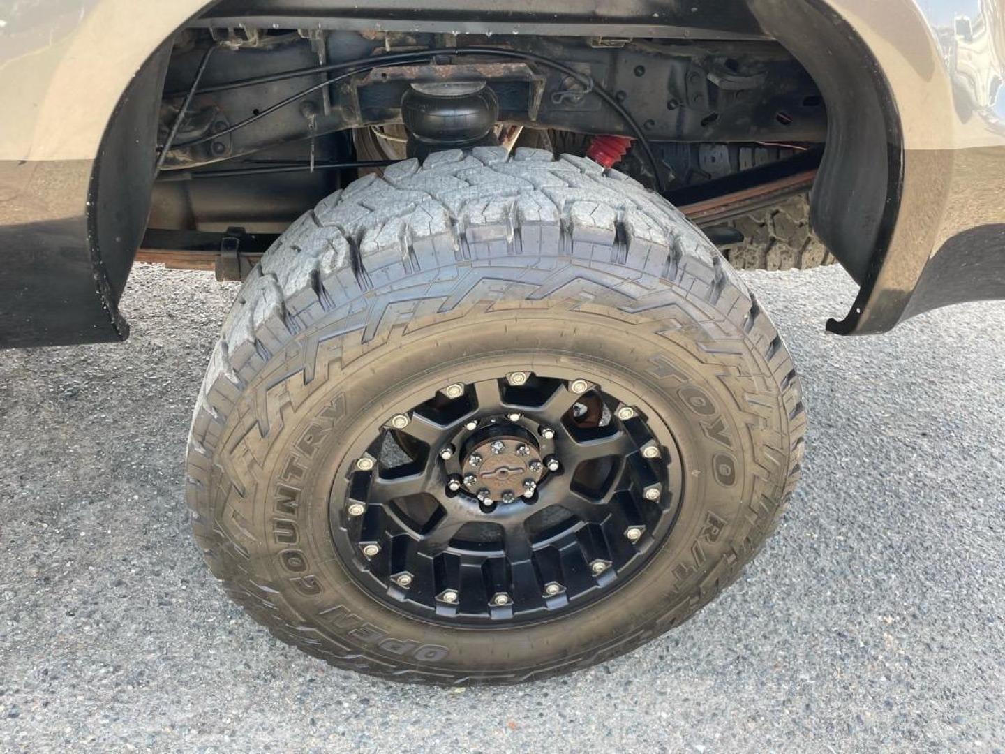 2003 Dark Shadow Grey Metallic/Black Ford F-250 Super Duty Lariat (1FTNW21P53E) with an Power Stroke 6.0L Diesel Turbo V8 325hp 560ft. lbs. Other engine, 5-Speed Automatic transmission, located at 800 Riverside Ave, Roseville, CA, 95678, 916-773-4549 & Toll Free: 866-719-4393, 38.732265, -121.291039 - DIESEL CREW CAB 4X4 LARIAT LIFTED CLEAN CARFAX - Photo#4