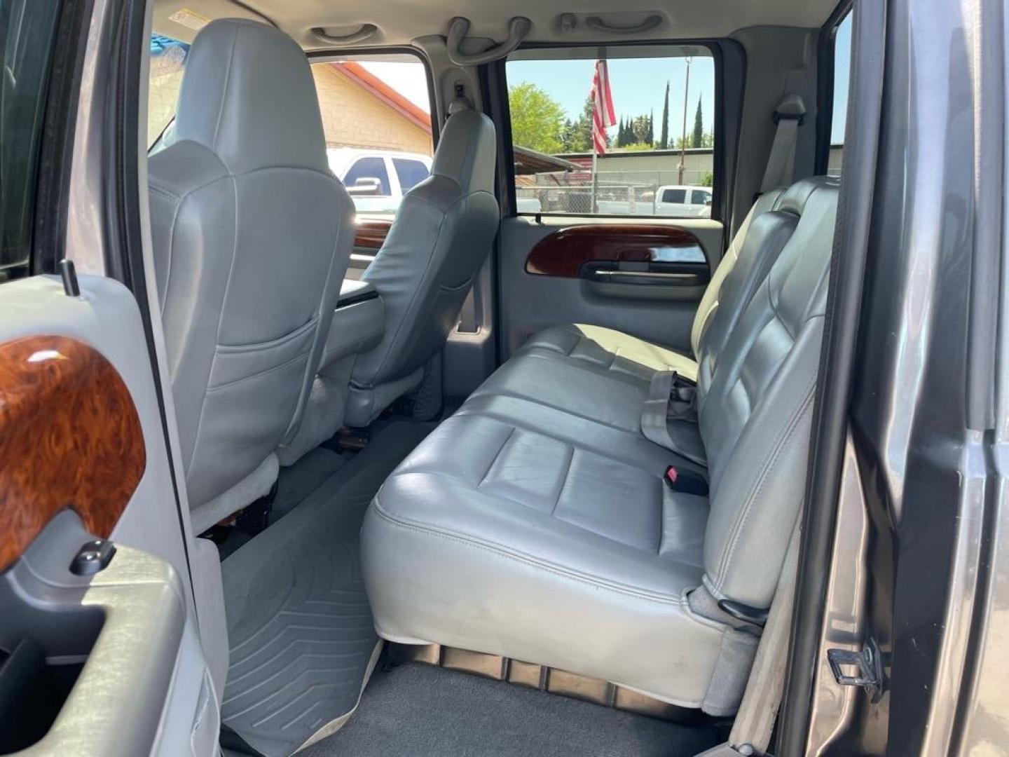 2003 Dark Shadow Grey Metallic/Black Ford F-250 Super Duty Lariat (1FTNW21P53E) with an Power Stroke 6.0L Diesel Turbo V8 325hp 560ft. lbs. Other engine, 5-Speed Automatic transmission, located at 800 Riverside Ave, Roseville, CA, 95678, 916-773-4549 & Toll Free: 866-719-4393, 38.732265, -121.291039 - DIESEL CREW CAB 4X4 LARIAT LIFTED CLEAN CARFAX - Photo#8