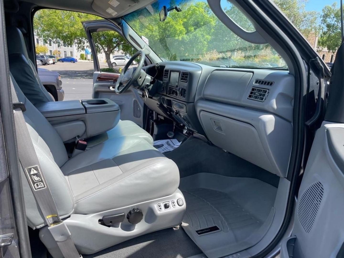 2003 Dark Shadow Grey Metallic/Black Ford F-250 Super Duty Lariat (1FTNW21P53E) with an Power Stroke 6.0L Diesel Turbo V8 325hp 560ft. lbs. Other engine, 5-Speed Automatic transmission, located at 800 Riverside Ave, Roseville, CA, 95678, 916-773-4549 & Toll Free: 866-719-4393, 38.732265, -121.291039 - DIESEL CREW CAB 4X4 LARIAT LIFTED CLEAN CARFAX - Photo#9
