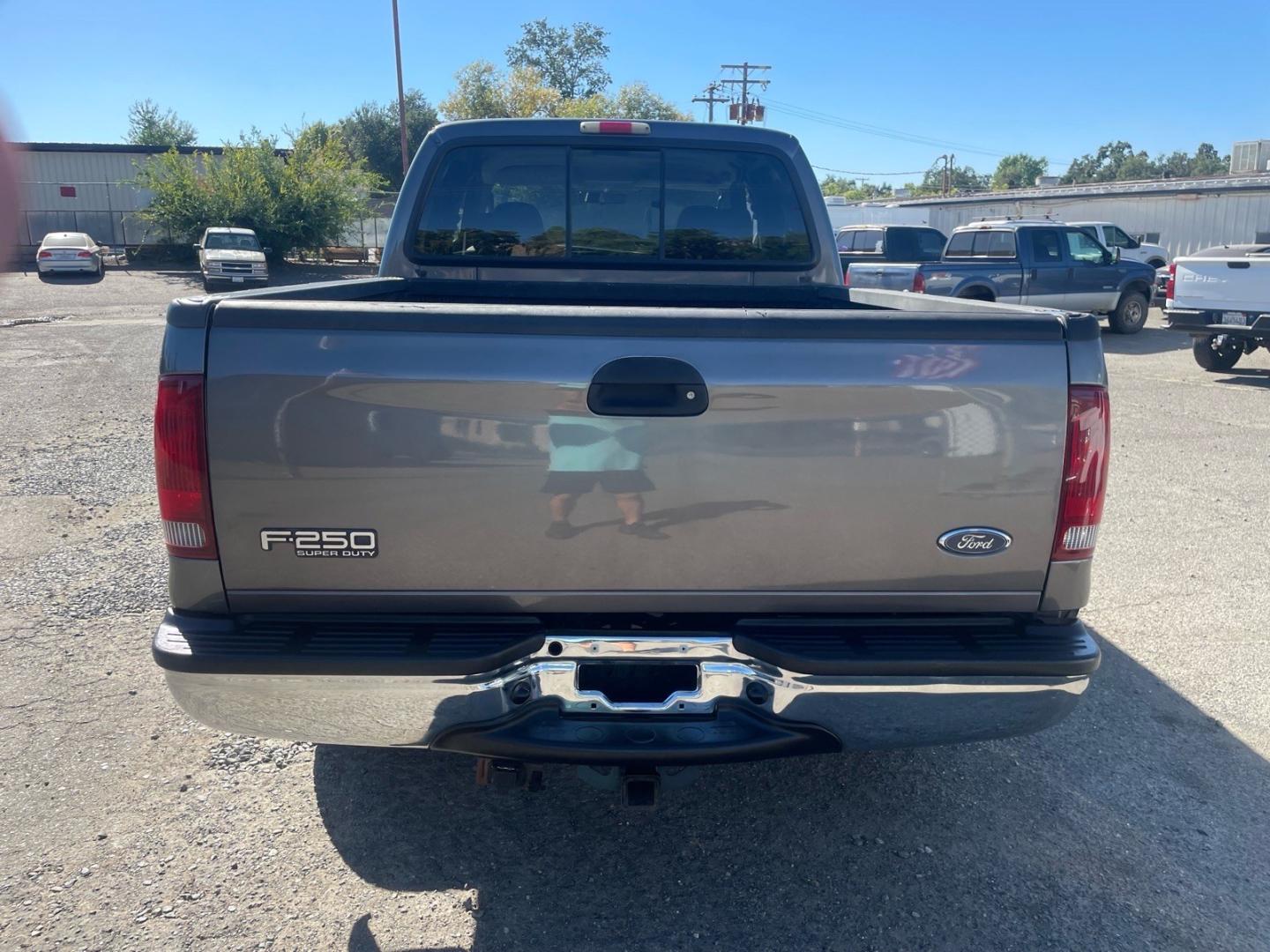 2004 Dark Shadow Grey Clearcoat Metallic Ford F-250 Super Duty XLT (1FTNW21L84E) with an Triton 5.4L V8 260hp 350ft. lbs. Other engine, 4-Speed Automatic transmission, located at 800 Riverside Ave, Roseville, CA, 95678, 916-773-4549 & Toll Free: 866-719-4393, 38.732265, -121.291039- Photo#3