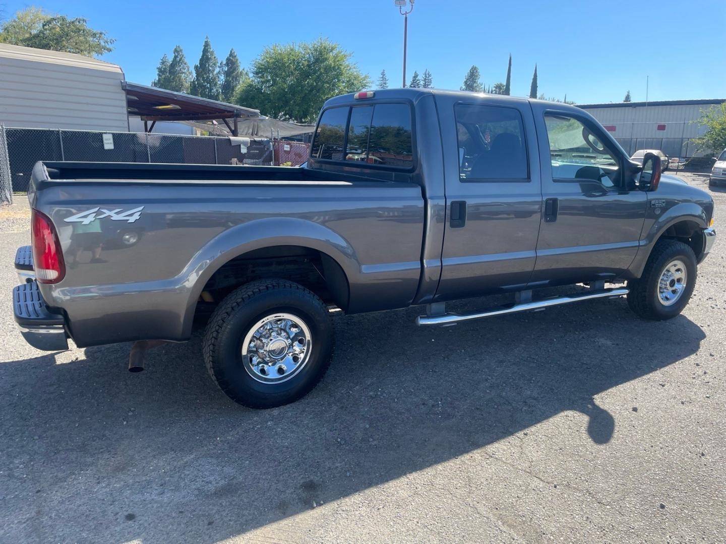 2004 Dark Shadow Grey Clearcoat Metallic Ford F-250 Super Duty XLT (1FTNW21L84E) with an Triton 5.4L V8 260hp 350ft. lbs. Other engine, 4-Speed Automatic transmission, located at 800 Riverside Ave, Roseville, CA, 95678, 916-773-4549 & Toll Free: 866-719-4393, 38.732265, -121.291039- Photo#4