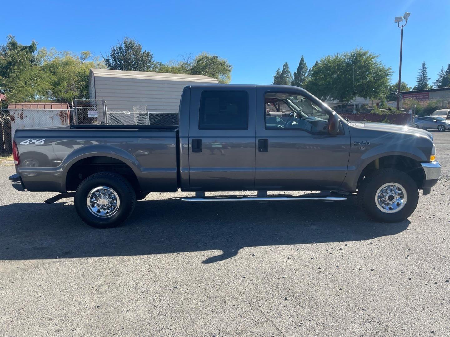 2004 Dark Shadow Grey Clearcoat Metallic Ford F-250 Super Duty XLT (1FTNW21L84E) with an Triton 5.4L V8 260hp 350ft. lbs. Other engine, 4-Speed Automatic transmission, located at 800 Riverside Ave, Roseville, CA, 95678, 916-773-4549 & Toll Free: 866-719-4393, 38.732265, -121.291039- Photo#5