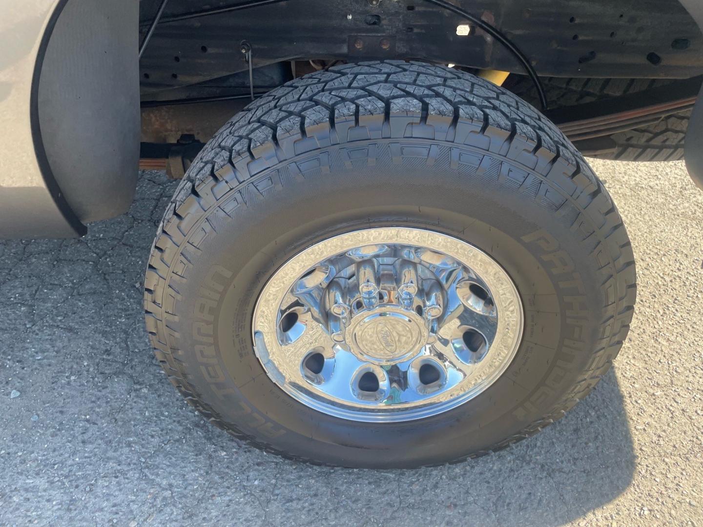 2004 Dark Shadow Grey Clearcoat Metallic Ford F-250 Super Duty XLT (1FTNW21L84E) with an Triton 5.4L V8 260hp 350ft. lbs. Other engine, 4-Speed Automatic transmission, located at 800 Riverside Ave, Roseville, CA, 95678, 916-773-4549 & Toll Free: 866-719-4393, 38.732265, -121.291039- Photo#10