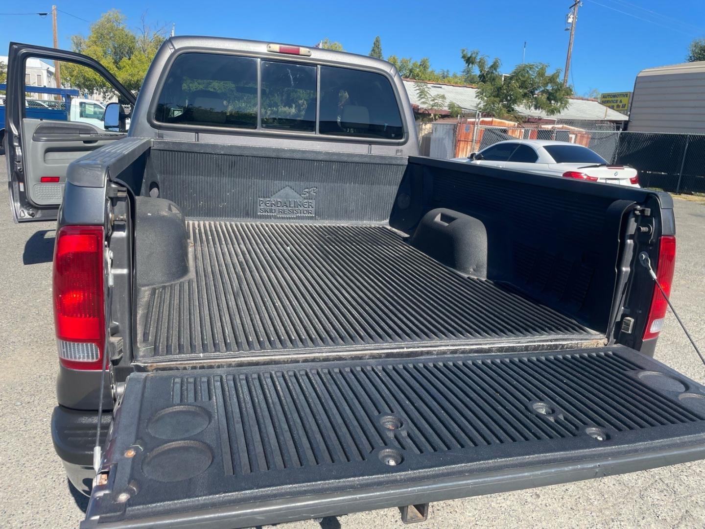 2004 Dark Shadow Grey Clearcoat Metallic Ford F-250 Super Duty XLT (1FTNW21L84E) with an Triton 5.4L V8 260hp 350ft. lbs. Other engine, 4-Speed Automatic transmission, located at 800 Riverside Ave, Roseville, CA, 95678, 916-773-4549 & Toll Free: 866-719-4393, 38.732265, -121.291039- Photo#11