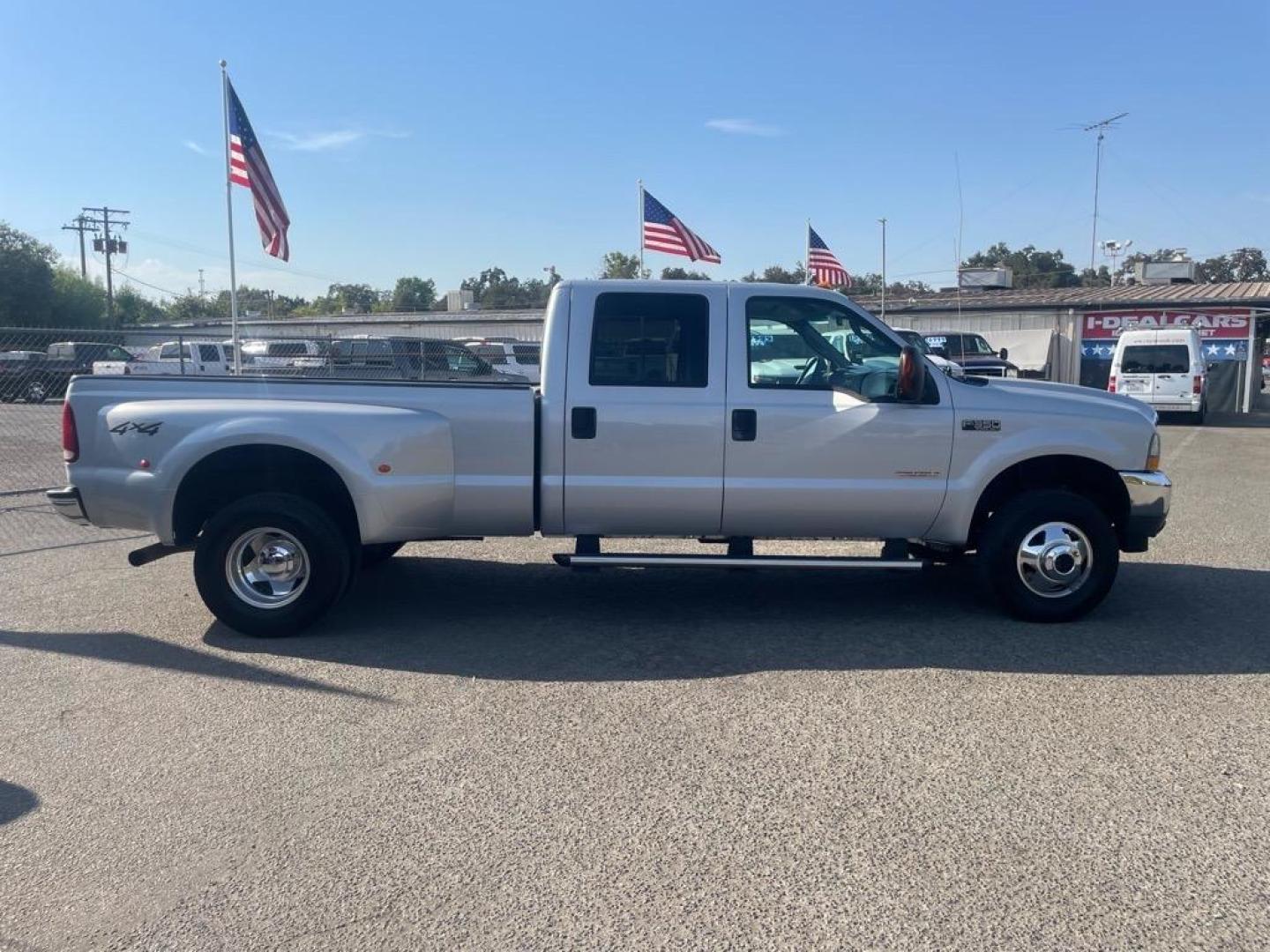 2004 Silver Clearcoat Metallic Ford F-350 Super Duty XLT (1FTWW33P94E) with an Power Stroke 6.0L Diesel Turbo V8 325hp 560ft. lbs. Other engine, 5-Speed Automatic transmission, located at 800 Riverside Ave, Roseville, CA, 95678, 916-773-4549 & Toll Free: 866-719-4393, 38.732265, -121.291039 - Photo#5