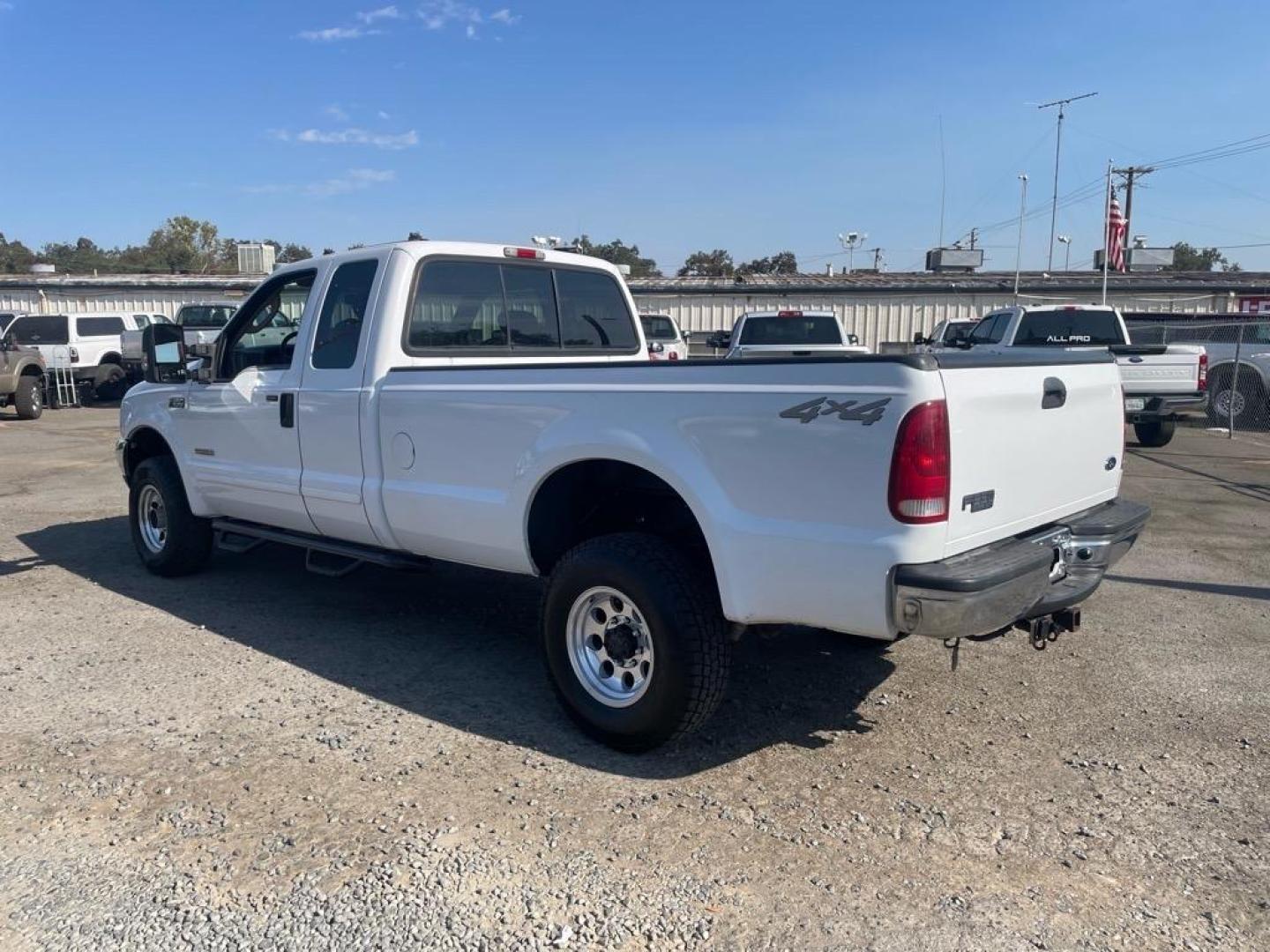 2004 Oxford White Clearcoat Ford F-350 Super Duty XLT (1FTSX31P14E) with an Power Stroke 6.0L Diesel Turbo V8 325hp 560ft. lbs. Other engine, 5-Speed Automatic transmission, located at 800 Riverside Ave, Roseville, CA, 95678, 916-773-4549 & Toll Free: 866-719-4393, 38.732265, -121.291039 - DIESEL SUPER CAB 4X4 XLT LOW MILES CLEAN CARFAX - Photo#2