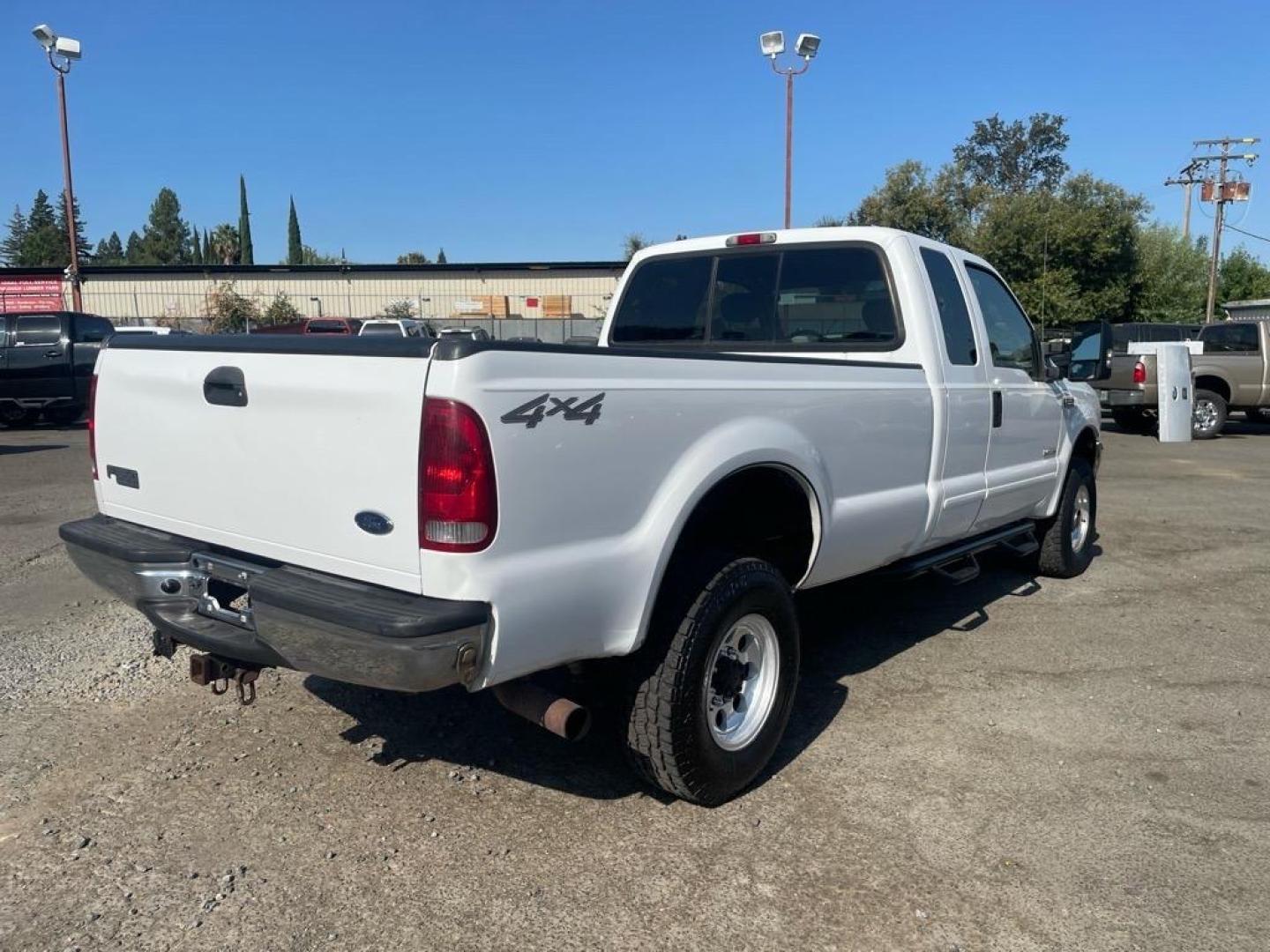 2004 Oxford White Clearcoat Ford F-350 Super Duty XLT (1FTSX31P14E) with an Power Stroke 6.0L Diesel Turbo V8 325hp 560ft. lbs. Other engine, 5-Speed Automatic transmission, located at 800 Riverside Ave, Roseville, CA, 95678, 916-773-4549 & Toll Free: 866-719-4393, 38.732265, -121.291039 - DIESEL SUPER CAB 4X4 XLT LOW MILES CLEAN CARFAX - Photo#3
