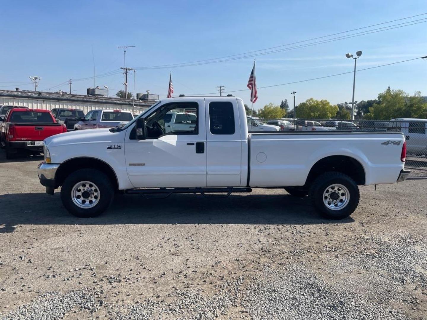 2004 Oxford White Clearcoat Ford F-350 Super Duty XLT (1FTSX31P14E) with an Power Stroke 6.0L Diesel Turbo V8 325hp 560ft. lbs. Other engine, 5-Speed Automatic transmission, located at 800 Riverside Ave, Roseville, CA, 95678, 916-773-4549 & Toll Free: 866-719-4393, 38.732265, -121.291039 - DIESEL SUPER CAB 4X4 XLT LOW MILES CLEAN CARFAX - Photo#4