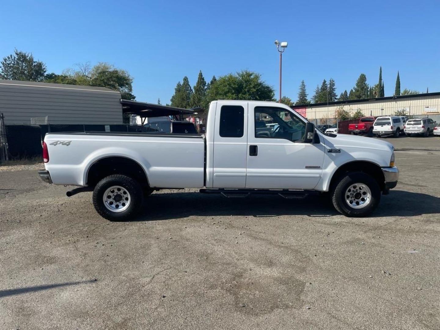 2004 Oxford White Clearcoat Ford F-350 Super Duty XLT (1FTSX31P14E) with an Power Stroke 6.0L Diesel Turbo V8 325hp 560ft. lbs. Other engine, 5-Speed Automatic transmission, located at 800 Riverside Ave, Roseville, CA, 95678, 916-773-4549 & Toll Free: 866-719-4393, 38.732265, -121.291039 - DIESEL SUPER CAB 4X4 XLT LOW MILES CLEAN CARFAX - Photo#5