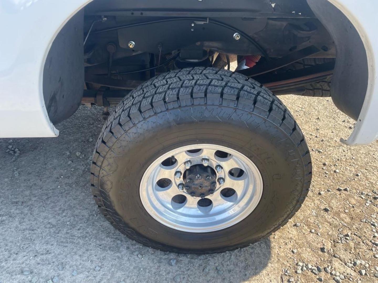 2004 Oxford White Clearcoat Ford F-350 Super Duty XLT (1FTSX31P14E) with an Power Stroke 6.0L Diesel Turbo V8 325hp 560ft. lbs. Other engine, 5-Speed Automatic transmission, located at 800 Riverside Ave, Roseville, CA, 95678, 916-773-4549 & Toll Free: 866-719-4393, 38.732265, -121.291039 - DIESEL SUPER CAB 4X4 XLT LOW MILES CLEAN CARFAX - Photo#6
