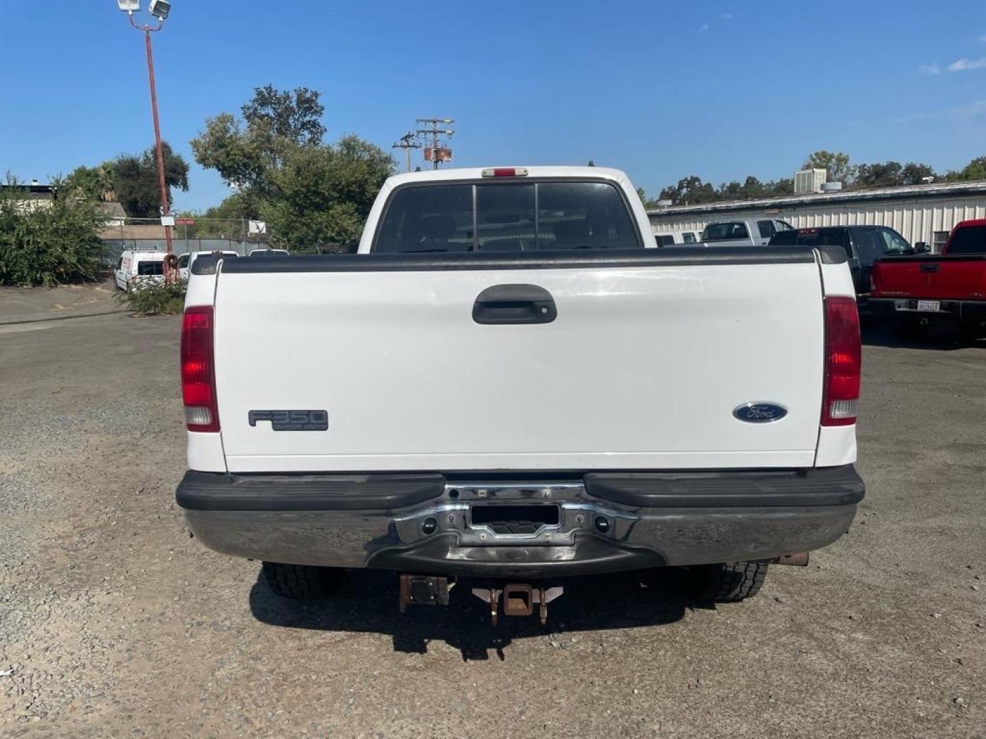 2004 Oxford White Clearcoat Ford F-350 Super Duty XLT (1FTSX31P14E) with an Power Stroke 6.0L Diesel Turbo V8 325hp 560ft. lbs. Other engine, 5-Speed Automatic transmission, located at 800 Riverside Ave, Roseville, CA, 95678, 916-773-4549 & Toll Free: 866-719-4393, 38.732265, -121.291039 - DIESEL SUPER CAB 4X4 XLT LOW MILES CLEAN CARFAX - Photo#8