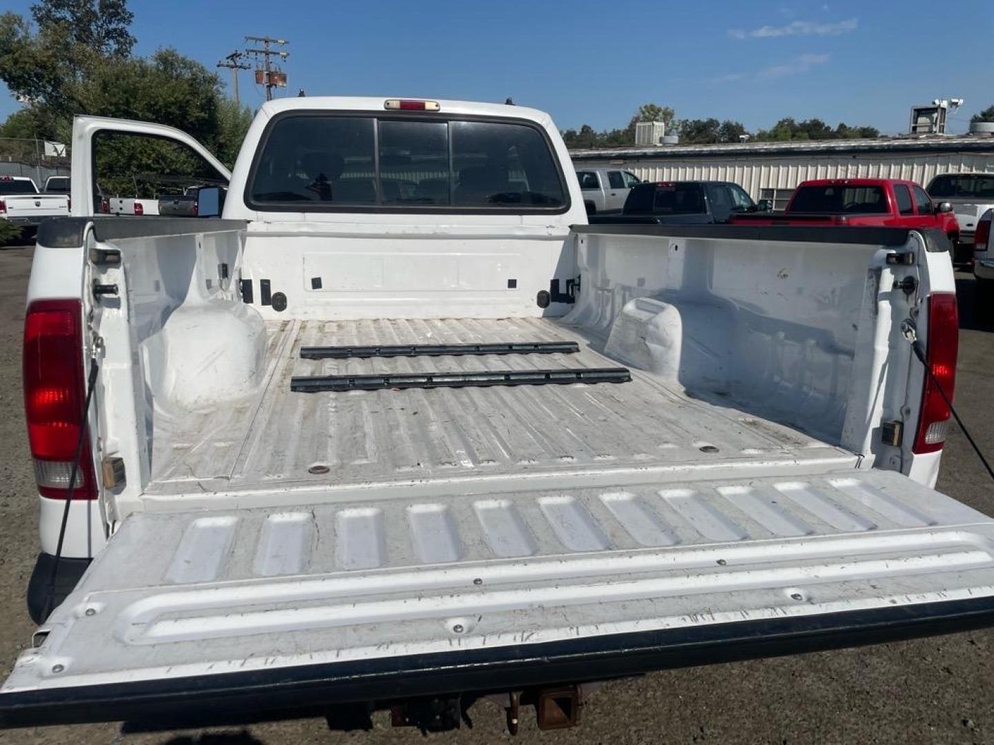 2004 Oxford White Clearcoat Ford F-350 Super Duty XLT (1FTSX31P14E) with an Power Stroke 6.0L Diesel Turbo V8 325hp 560ft. lbs. Other engine, 5-Speed Automatic transmission, located at 800 Riverside Ave, Roseville, CA, 95678, 916-773-4549 & Toll Free: 866-719-4393, 38.732265, -121.291039 - DIESEL SUPER CAB 4X4 XLT LOW MILES CLEAN CARFAX - Photo#9