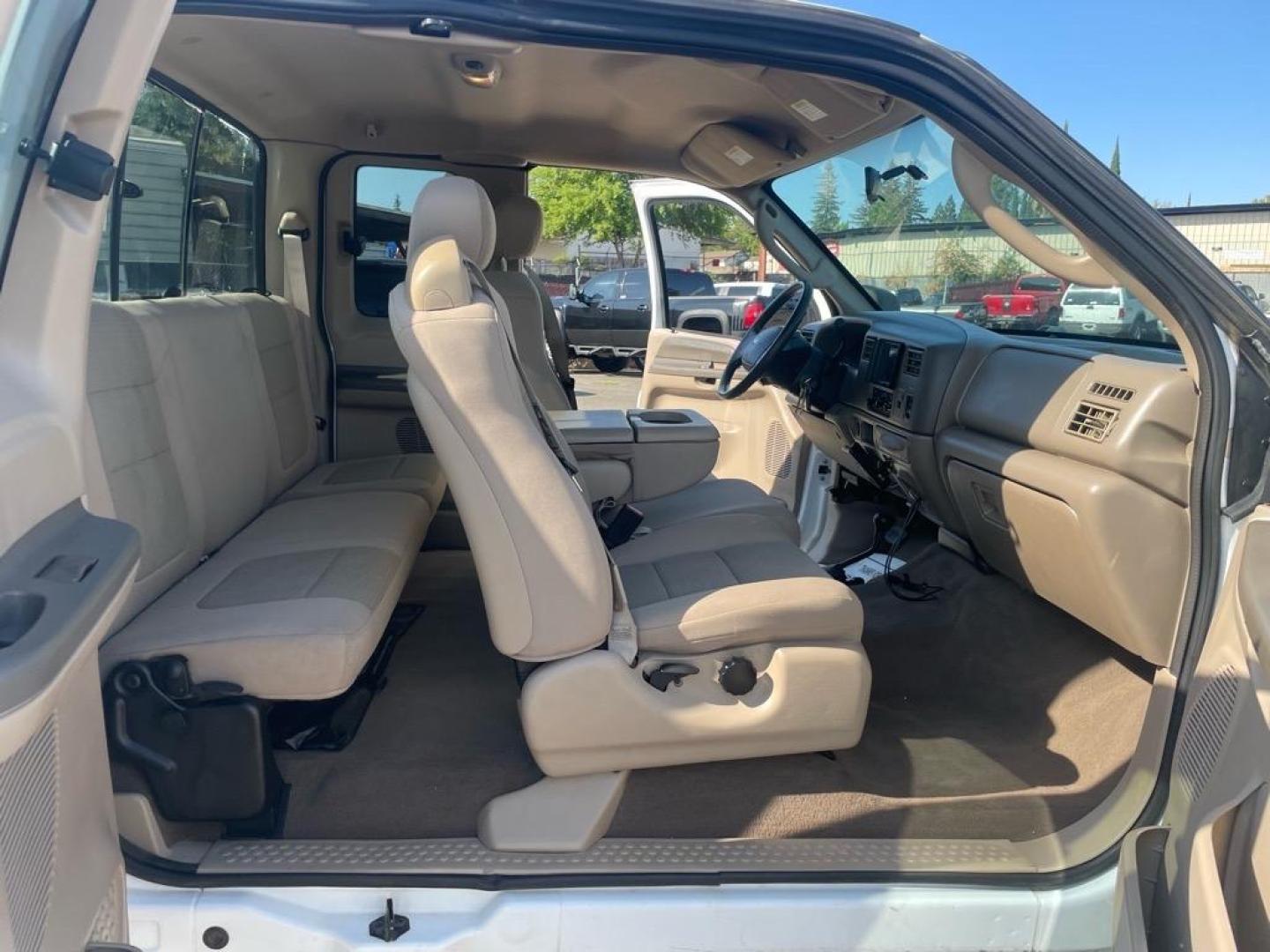 2004 Oxford White Clearcoat Ford F-350 Super Duty XLT (1FTSX31P14E) with an Power Stroke 6.0L Diesel Turbo V8 325hp 560ft. lbs. Other engine, 5-Speed Automatic transmission, located at 800 Riverside Ave, Roseville, CA, 95678, 916-773-4549 & Toll Free: 866-719-4393, 38.732265, -121.291039 - DIESEL SUPER CAB 4X4 XLT LOW MILES CLEAN CARFAX - Photo#13