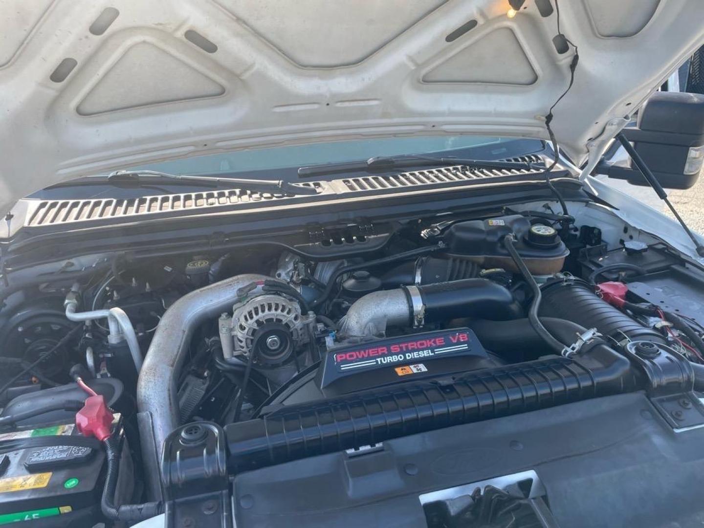 2004 Oxford White Clearcoat Ford F-350 Super Duty XLT (1FTSX31P14E) with an Power Stroke 6.0L Diesel Turbo V8 325hp 560ft. lbs. Other engine, 5-Speed Automatic transmission, located at 800 Riverside Ave, Roseville, CA, 95678, 916-773-4549 & Toll Free: 866-719-4393, 38.732265, -121.291039 - DIESEL SUPER CAB 4X4 XLT LOW MILES CLEAN CARFAX - Photo#14