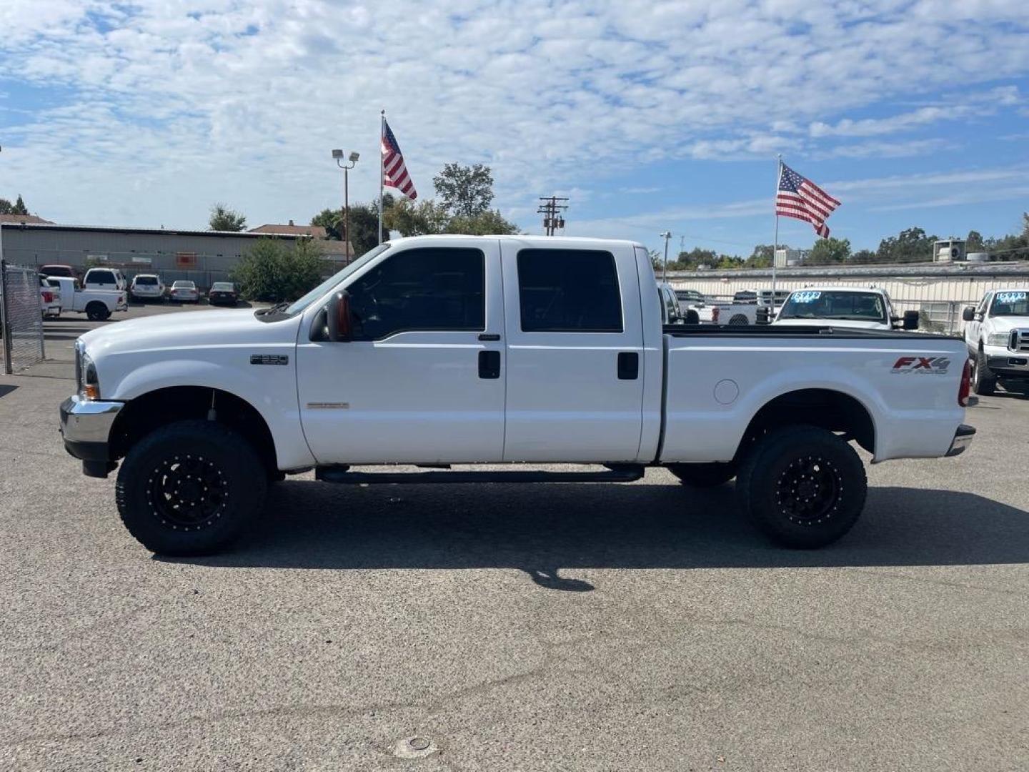 2004 White Ford F-350 Super Duty XLT (1FTSW31P14E) with an Power Stroke 6.0L Diesel Turbo V8 325hp 560ft. lbs. Other engine, 5-Speed Automatic transmission, located at 800 Riverside Ave, Roseville, CA, 95678, 916-773-4549 & Toll Free: 866-719-4393, 38.732265, -121.291039 - DIESEL CREW CAB 4X4 FX4 XLT CLEAN CARFAX - Photo#1