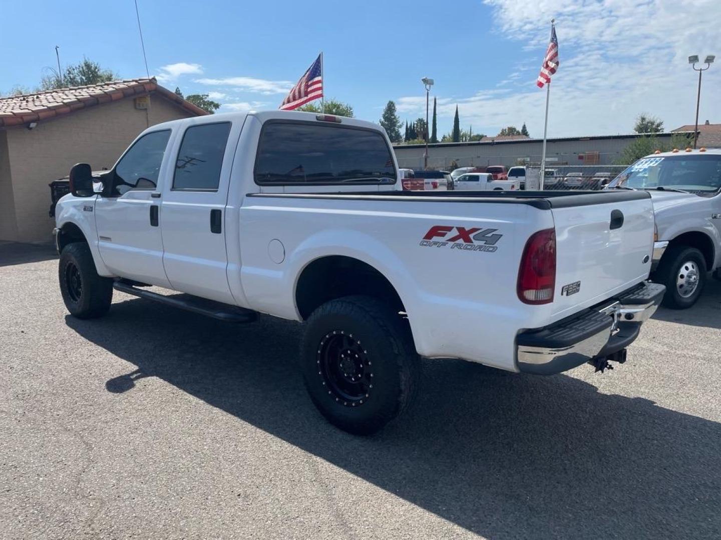 2004 White Ford F-350 Super Duty XLT (1FTSW31P14E) with an Power Stroke 6.0L Diesel Turbo V8 325hp 560ft. lbs. Other engine, 5-Speed Automatic transmission, located at 800 Riverside Ave, Roseville, CA, 95678, 916-773-4549 & Toll Free: 866-719-4393, 38.732265, -121.291039 - DIESEL CREW CAB 4X4 FX4 XLT CLEAN CARFAX - Photo#2