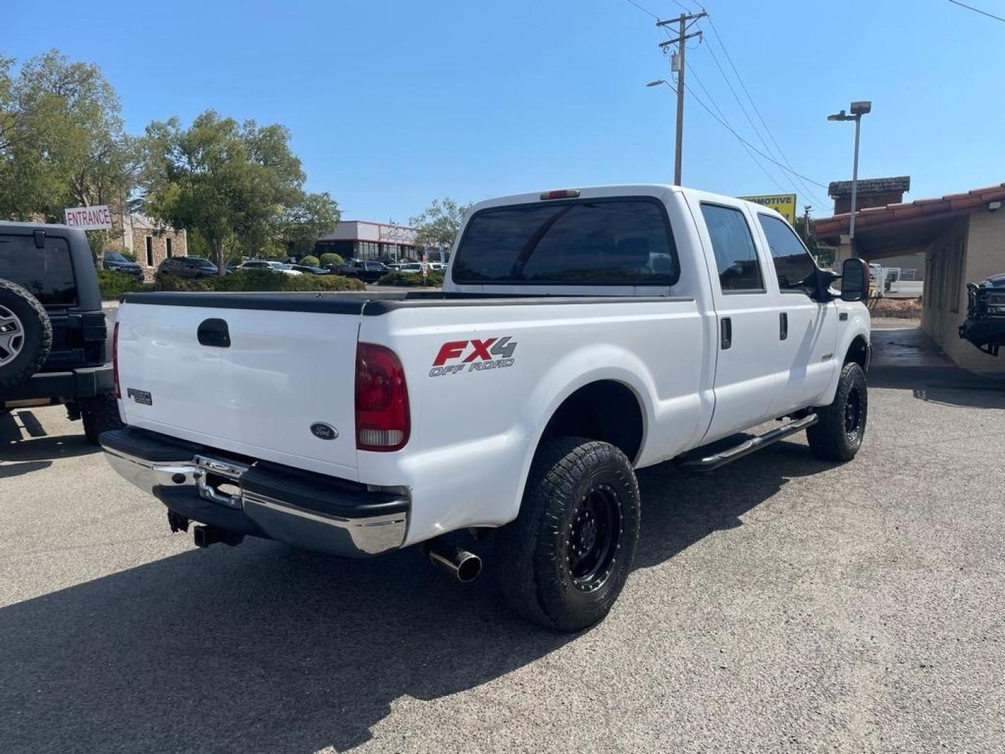 2004 White Ford F-350 Super Duty XLT (1FTSW31P14E) with an Power Stroke 6.0L Diesel Turbo V8 325hp 560ft. lbs. Other engine, 5-Speed Automatic transmission, located at 800 Riverside Ave, Roseville, CA, 95678, 916-773-4549 & Toll Free: 866-719-4393, 38.732265, -121.291039 - DIESEL CREW CAB 4X4 FX4 XLT CLEAN CARFAX - Photo#4