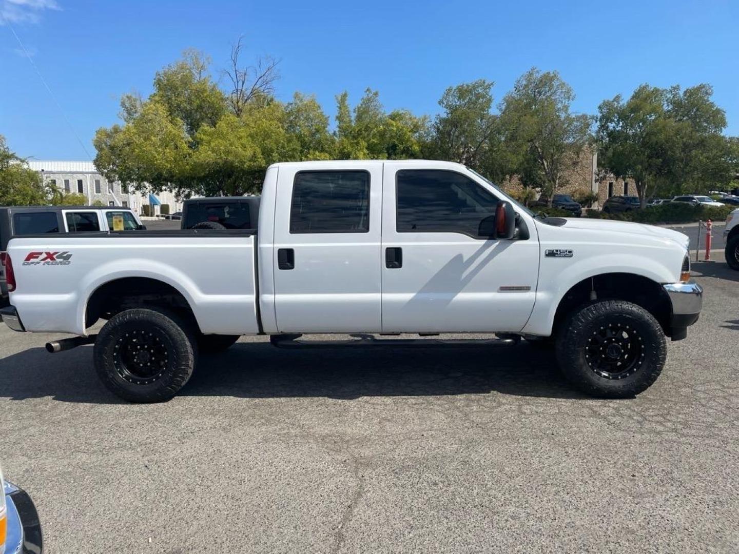 2004 White Ford F-350 Super Duty XLT (1FTSW31P14E) with an Power Stroke 6.0L Diesel Turbo V8 325hp 560ft. lbs. Other engine, 5-Speed Automatic transmission, located at 800 Riverside Ave, Roseville, CA, 95678, 916-773-4549 & Toll Free: 866-719-4393, 38.732265, -121.291039 - DIESEL CREW CAB 4X4 FX4 XLT CLEAN CARFAX - Photo#5