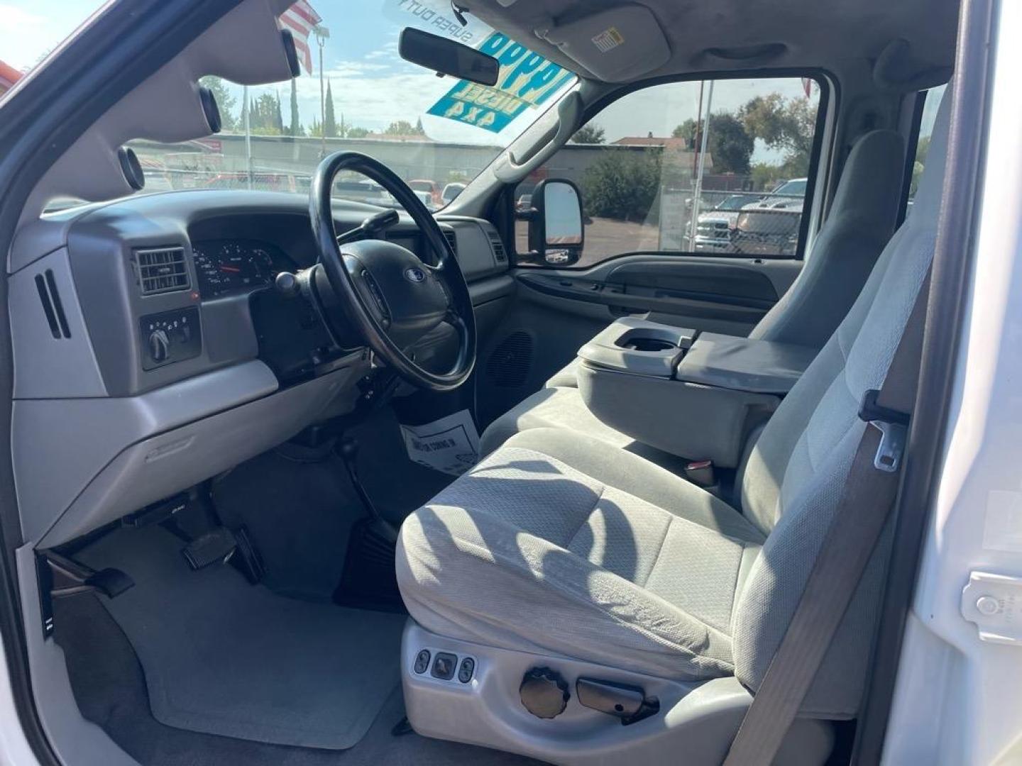2004 White Ford F-350 Super Duty XLT (1FTSW31P14E) with an Power Stroke 6.0L Diesel Turbo V8 325hp 560ft. lbs. Other engine, 5-Speed Automatic transmission, located at 800 Riverside Ave, Roseville, CA, 95678, 916-773-4549 & Toll Free: 866-719-4393, 38.732265, -121.291039 - DIESEL CREW CAB 4X4 FX4 XLT CLEAN CARFAX - Photo#8