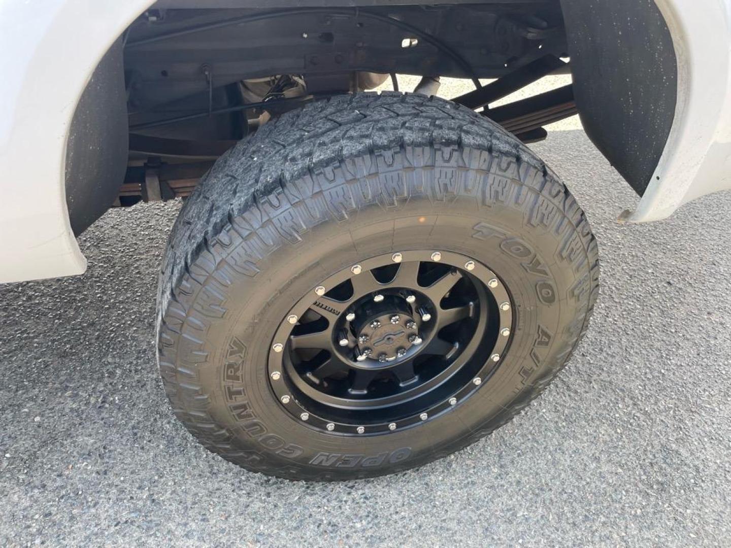 2004 White Ford F-350 Super Duty XLT (1FTSW31P14E) with an Power Stroke 6.0L Diesel Turbo V8 325hp 560ft. lbs. Other engine, 5-Speed Automatic transmission, located at 800 Riverside Ave, Roseville, CA, 95678, 916-773-4549 & Toll Free: 866-719-4393, 38.732265, -121.291039 - DIESEL CREW CAB 4X4 FX4 XLT CLEAN CARFAX - Photo#10