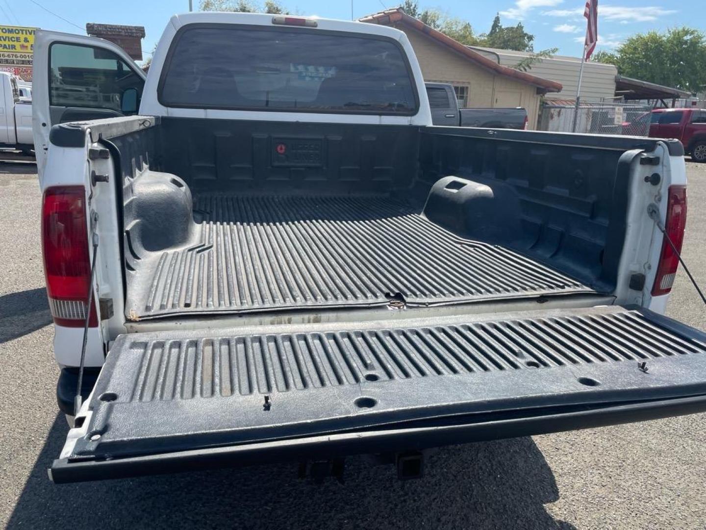 2004 White Ford F-350 Super Duty XLT (1FTSW31P14E) with an Power Stroke 6.0L Diesel Turbo V8 325hp 560ft. lbs. Other engine, 5-Speed Automatic transmission, located at 800 Riverside Ave, Roseville, CA, 95678, 916-773-4549 & Toll Free: 866-719-4393, 38.732265, -121.291039 - DIESEL CREW CAB 4X4 FX4 XLT CLEAN CARFAX - Photo#11
