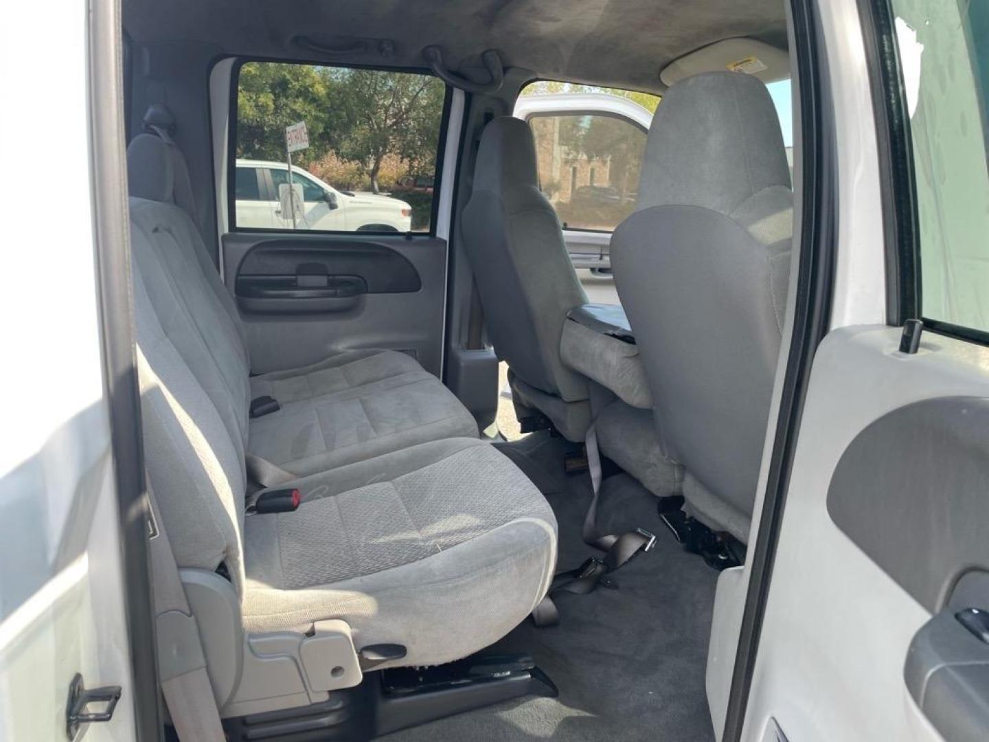 2004 White Ford F-350 Super Duty XLT (1FTSW31P14E) with an Power Stroke 6.0L Diesel Turbo V8 325hp 560ft. lbs. Other engine, 5-Speed Automatic transmission, located at 800 Riverside Ave, Roseville, CA, 95678, 916-773-4549 & Toll Free: 866-719-4393, 38.732265, -121.291039 - DIESEL CREW CAB 4X4 FX4 XLT CLEAN CARFAX - Photo#12