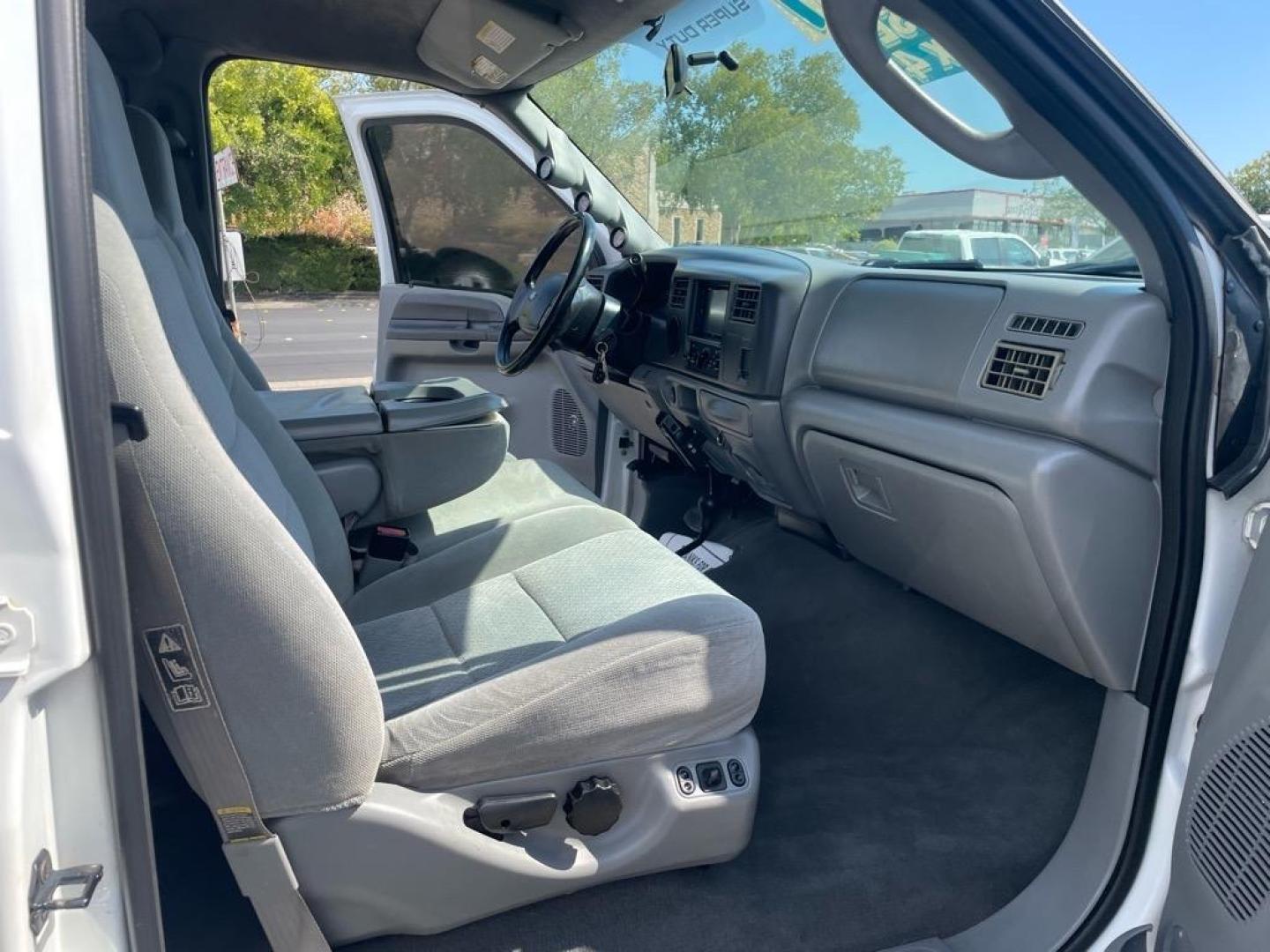 2004 White Ford F-350 Super Duty XLT (1FTSW31P14E) with an Power Stroke 6.0L Diesel Turbo V8 325hp 560ft. lbs. Other engine, 5-Speed Automatic transmission, located at 800 Riverside Ave, Roseville, CA, 95678, 916-773-4549 & Toll Free: 866-719-4393, 38.732265, -121.291039 - DIESEL CREW CAB 4X4 FX4 XLT CLEAN CARFAX - Photo#13