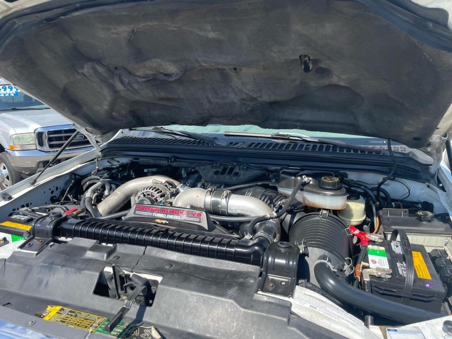 2004 White Ford F-350 Super Duty XLT (1FTSW31P14E) with an Power Stroke 6.0L Diesel Turbo V8 325hp 560ft. lbs. Other engine, 5-Speed Automatic transmission, located at 800 Riverside Ave, Roseville, CA, 95678, 916-773-4549 & Toll Free: 866-719-4393, 38.732265, -121.291039 - DIESEL CREW CAB 4X4 FX4 XLT CLEAN CARFAX - Photo#14