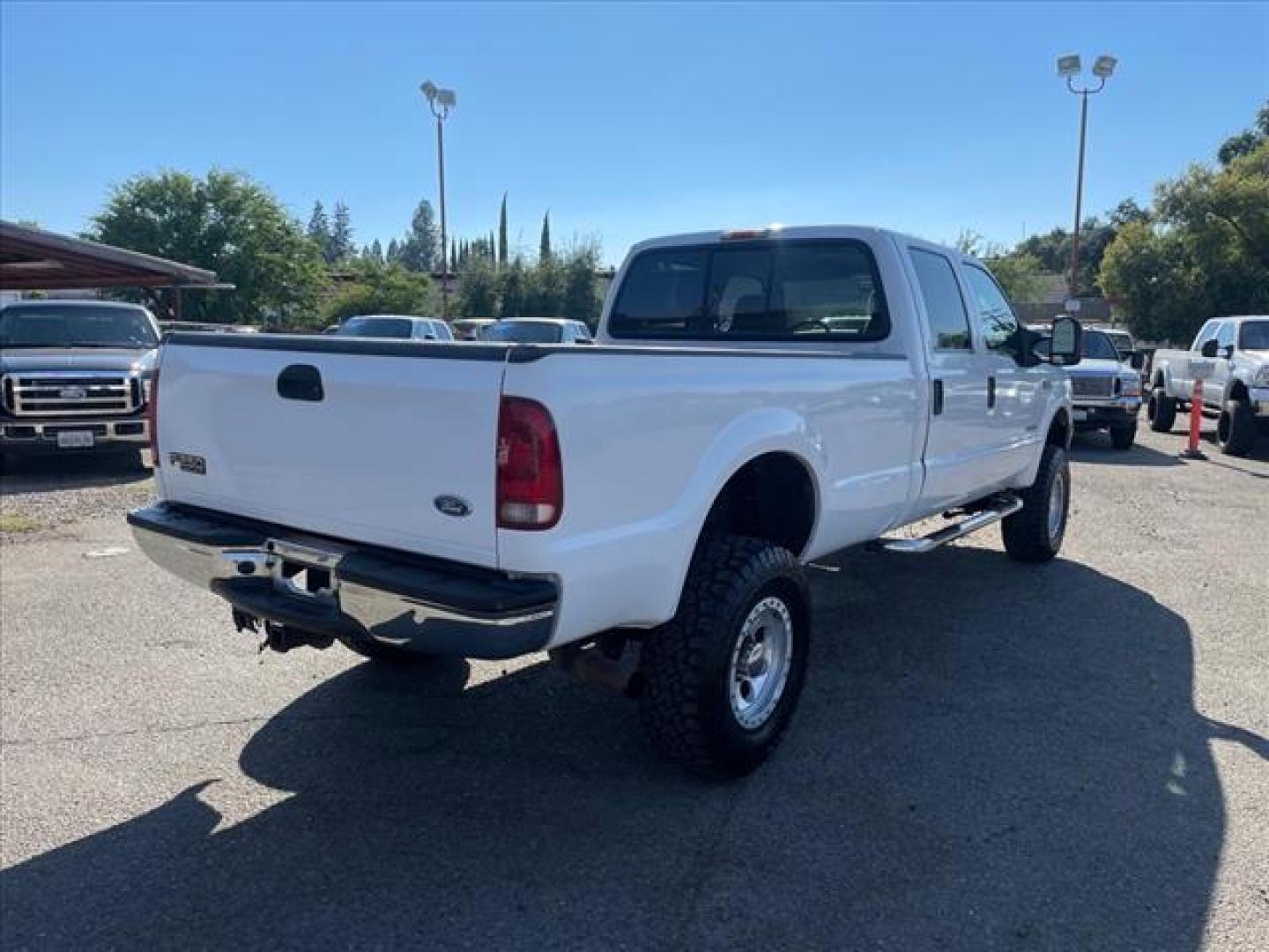2004 Oxford White Clearcoat Ford F-250 Super Duty XLT (1FTNW21P04E) with an Power Stroke 6.0L Diesel Other engine, 5-Speed Automatic transmission, located at 800 Riverside Ave, Roseville, CA, 95678, 916-773-4549 & Toll Free: 866-719-4393, 38.732265, -121.291039 - DIESEL CREW CAB 4X4 XLT LOW MILES NEW TIRES LIFTED CLEAN CARFAX - Photo#3